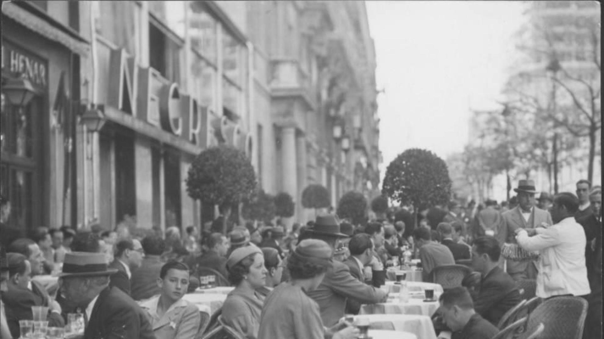 Imagen de una terraza de Madrid durante el Primero de Mayo de 1935. ABC