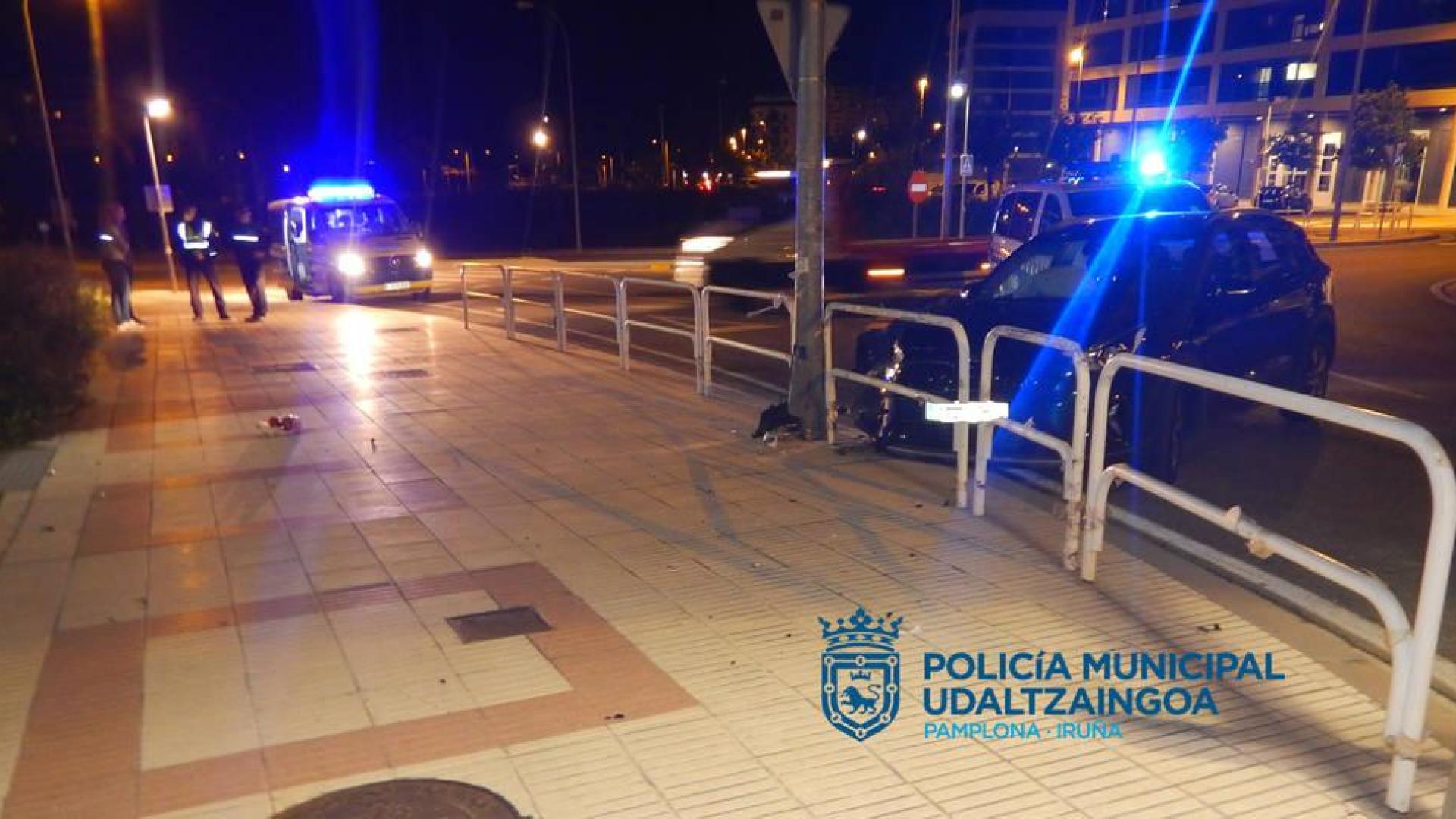 Denunciado en Pamplona tras chocar contra una valla y dar positivo en alcohol