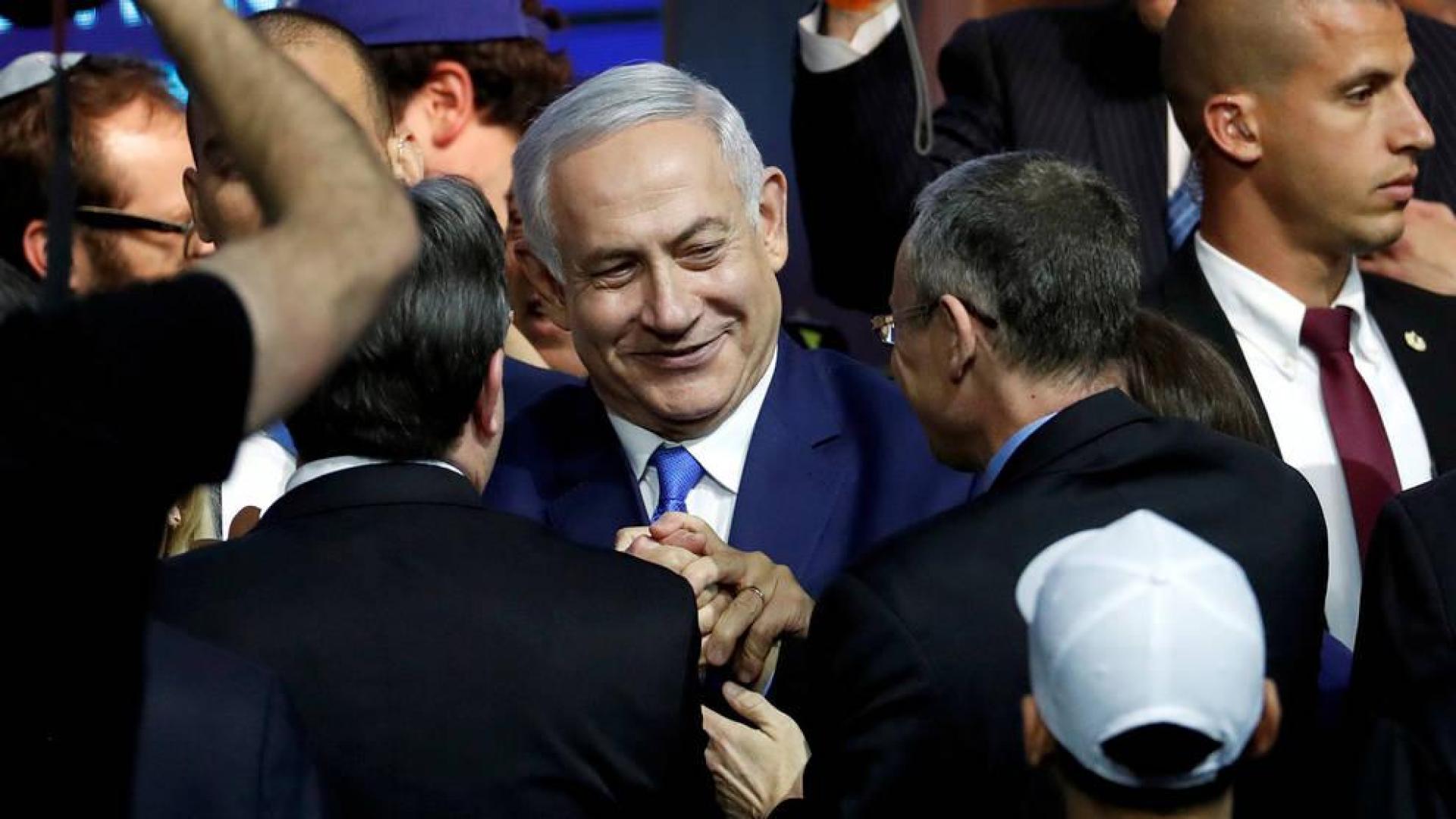 Netanyahu es felicitado por simpatizantes de su partido, el Likud.
