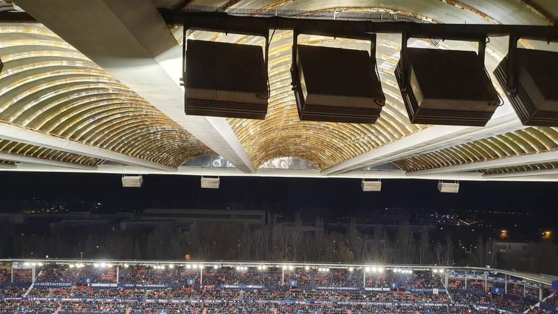 Algunos de los focos que cuelgan de la cubierta de la Tribuna Alta que ahora se está desmontando.