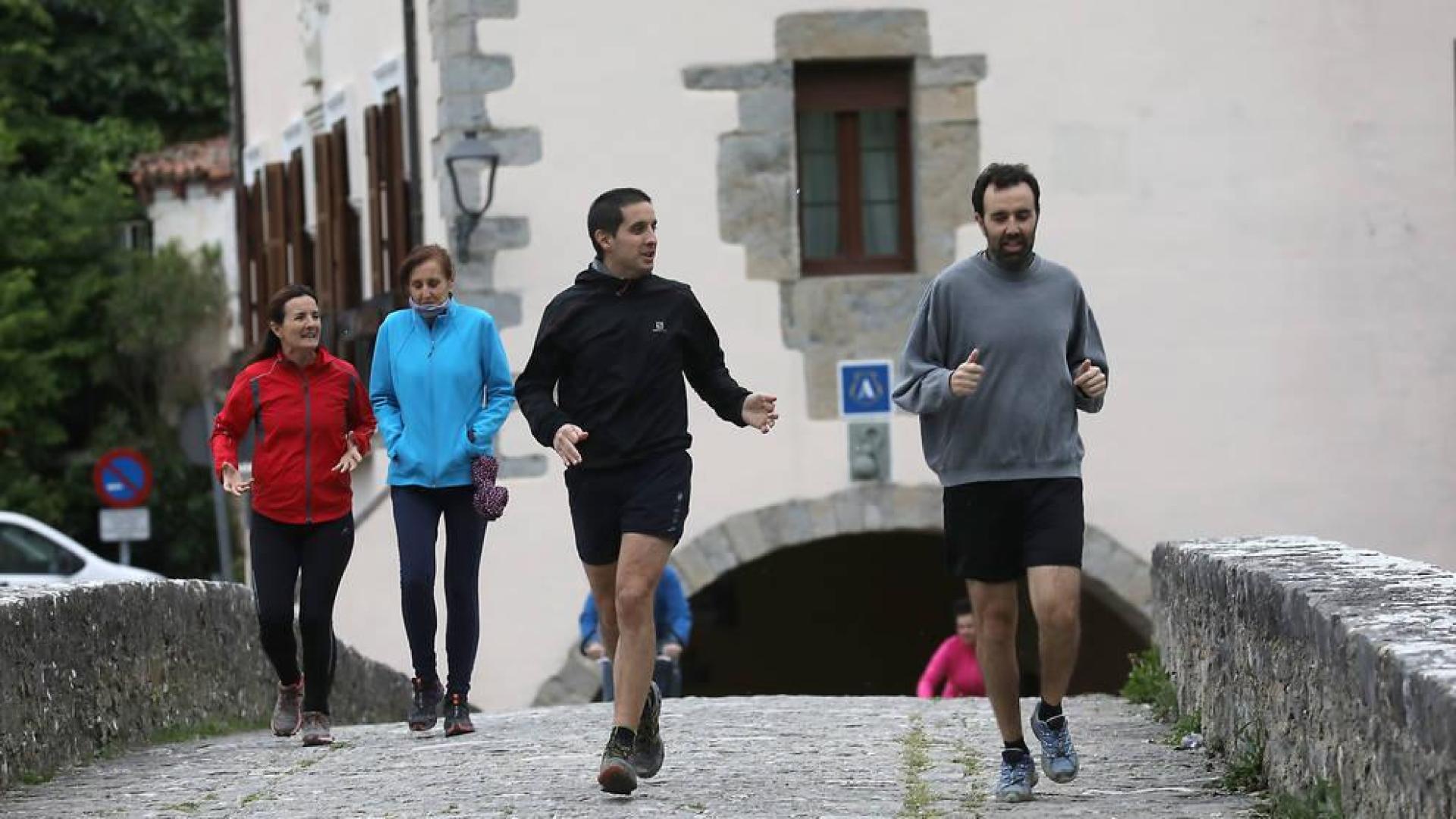 Corredores y paseantes coinciden en el puente de la Trinidad de Arre, en el límite con Villava.