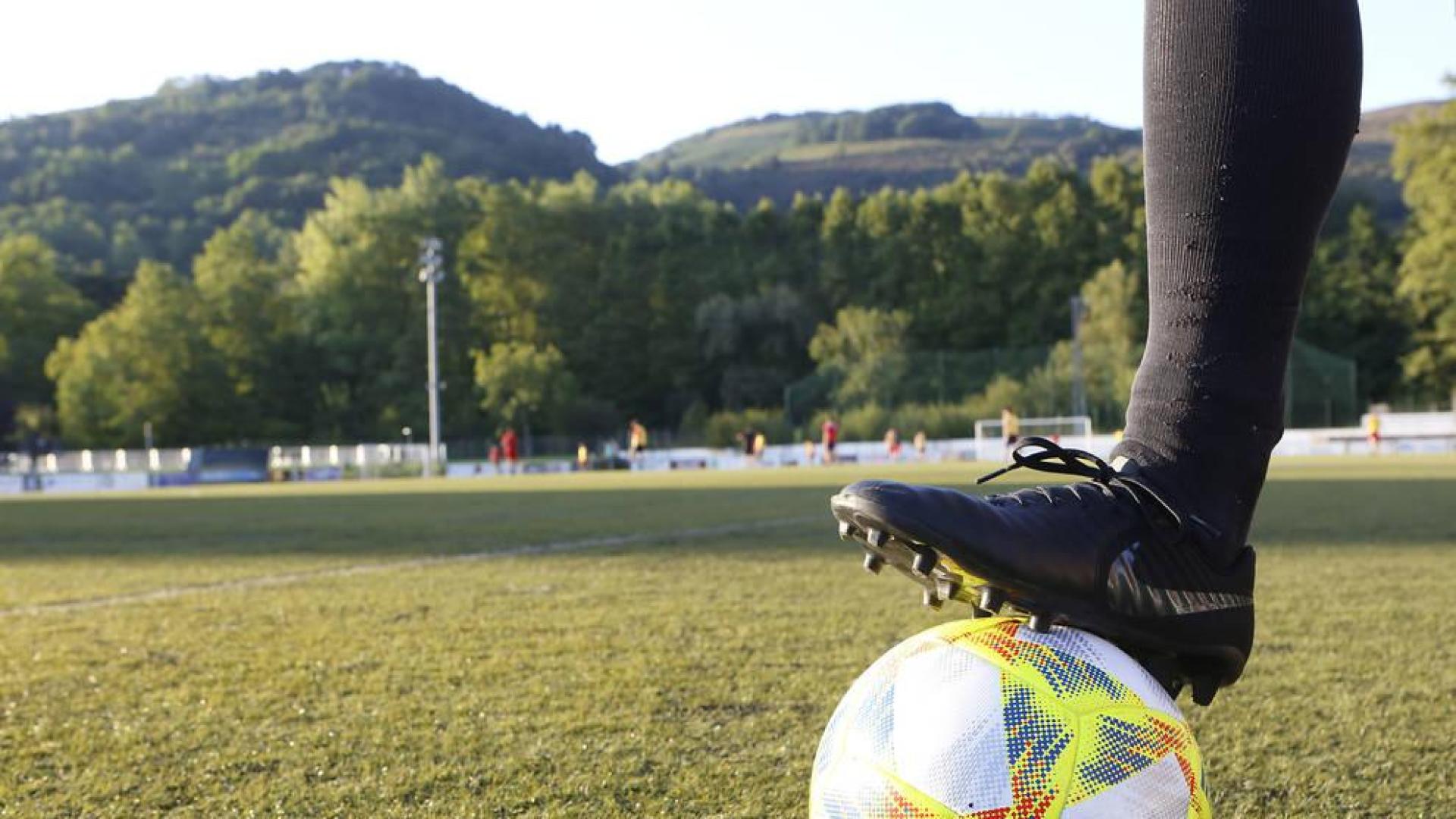 Mutilvera, San Juan, Beti Kozkor y Pamplona lucharán por una plaza en Segunda B. En la foto, un jugador posa en el campo Giltxaurdi de Elizondo.