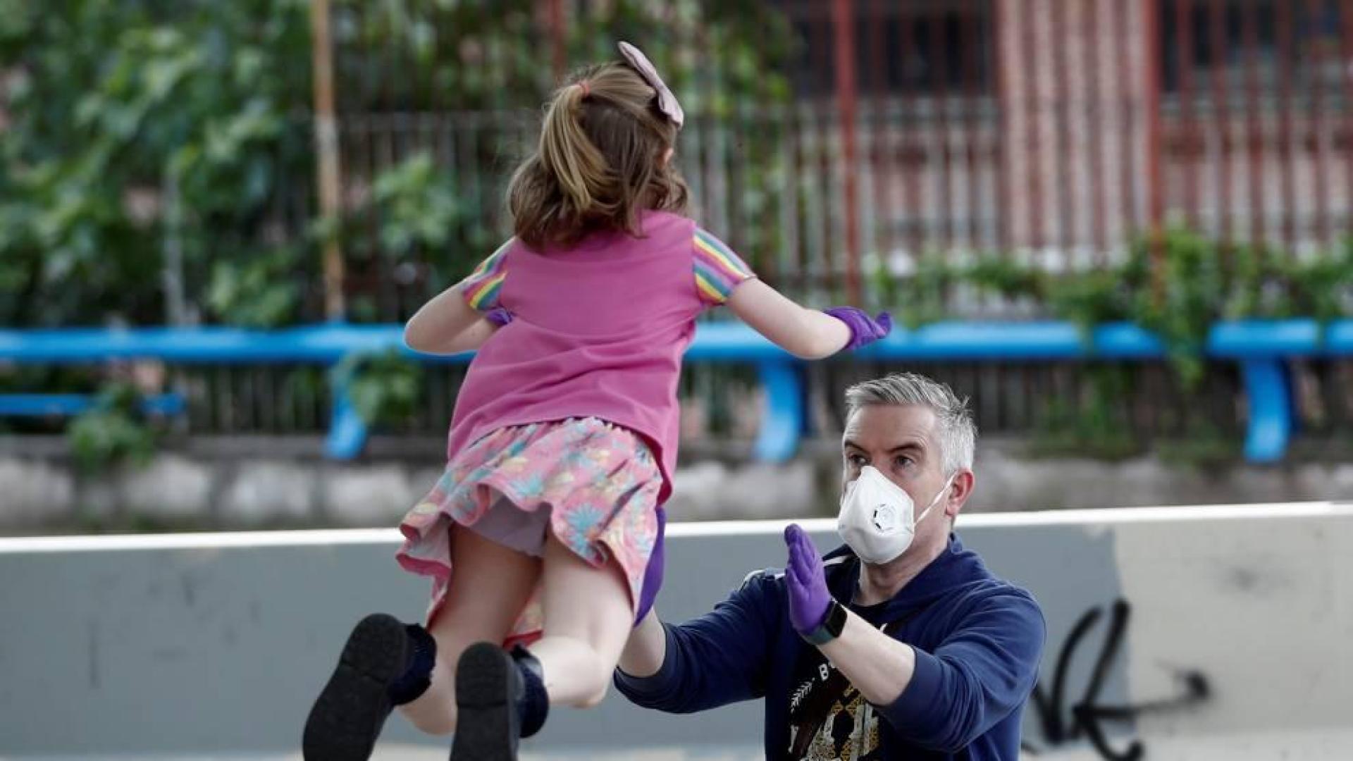 Un padre juega con su hija en Madrid el pasado domingo, primer día en que los niños podían salir.