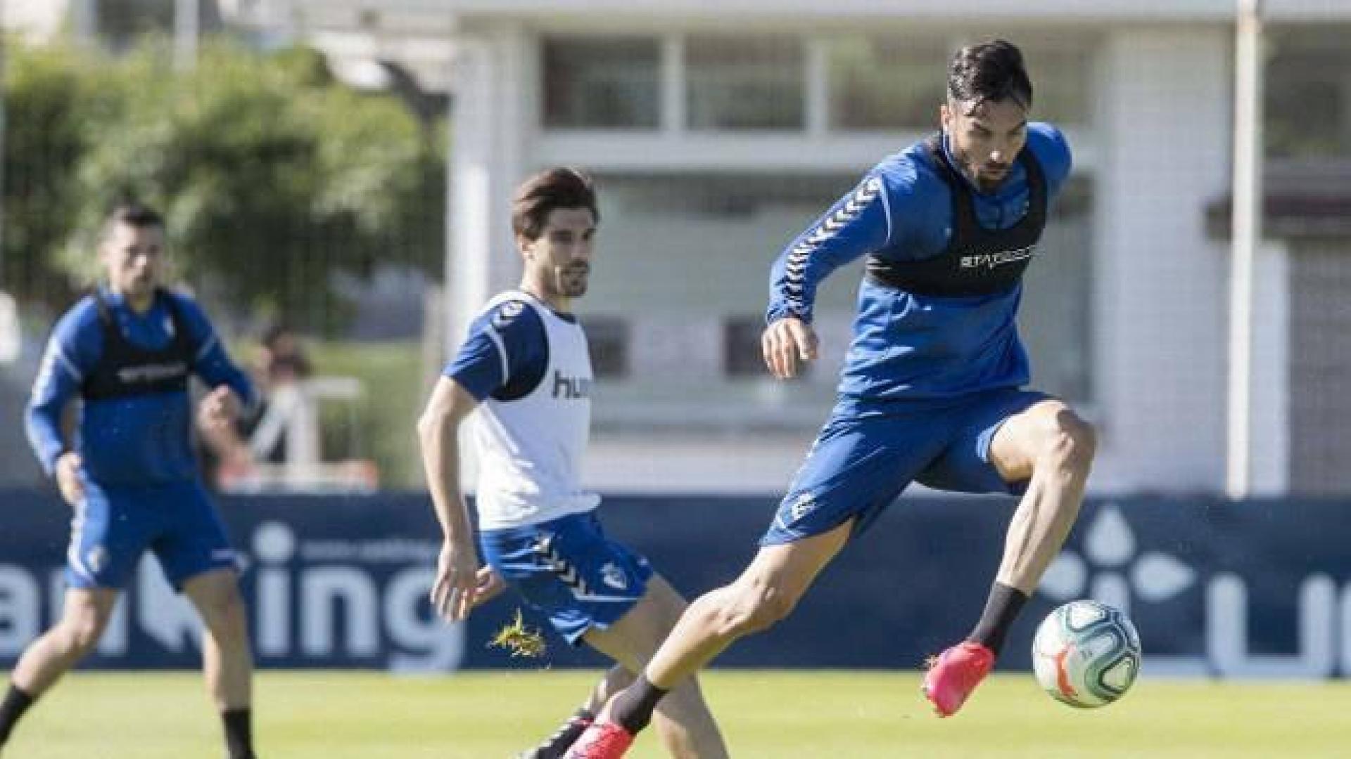 Enric Gallego controla en balón en presencia de Nacho Vidal.