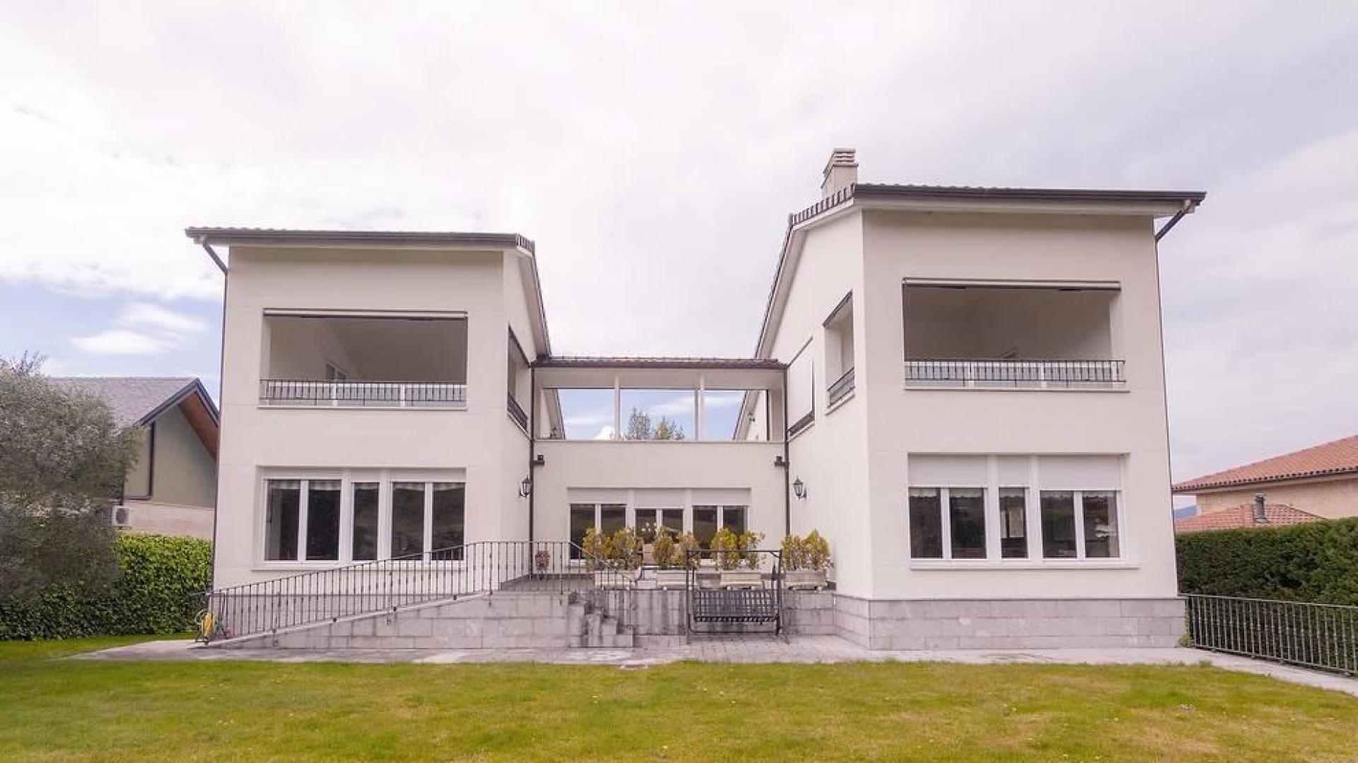 Chalet a la venta con 650 m2 y más de 1.100 m2 de parcela, construido en el 2000 y en perfecto estado, jardín con vistas al Club de Golf y ascensor. Ubicado en C/Zelai, con todos los servicios al alcance.
La casa está distribuida en tres plantas; en planta baja tiene un hall que nos lleva al despacho, amplio salón en dos alturas, cocina con office, lavandería y aseo. En otra de las alas, hay tres habitaciones y dos baños.
En la primera planta, habitación con baño y acceso a dos terrazas; en la planta sótano está el txoko con cocina, amplísimo y dos trasteros.
Para recibir más información, envíanos tus datos (nombre y teléfono) a info@dninmo.com