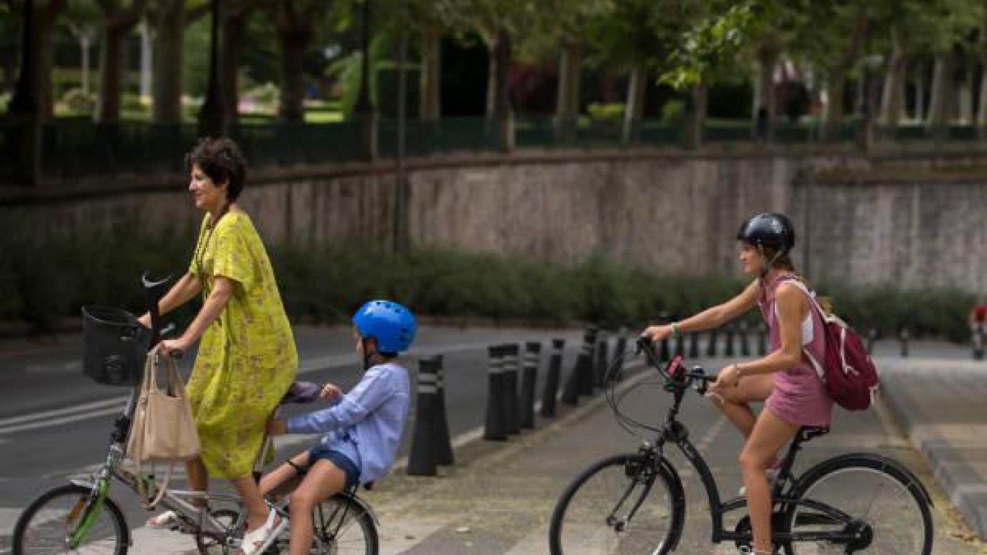 Varias personas cruzan un paso de peatones en bici en Pamplona.