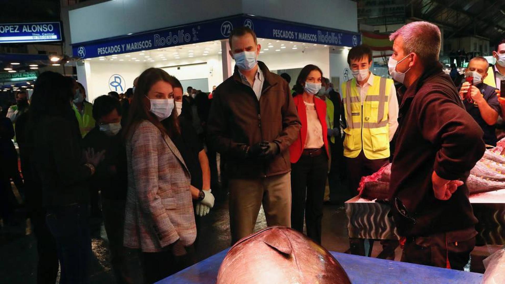 Los Reyes visitan de madrugada Mercamadrid para recorrer sus puestos