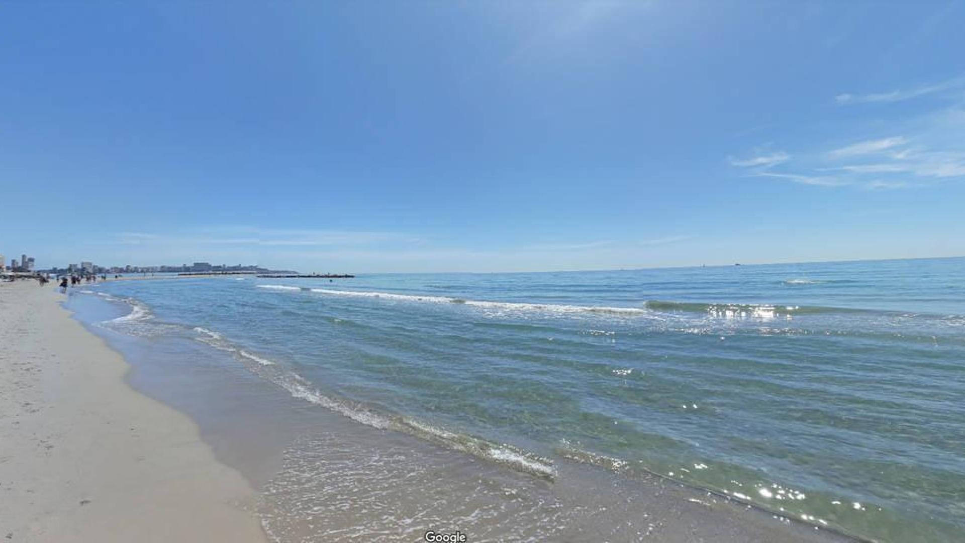 Una patera con 13 personas a bordo llega a la playa del Postiguet (Alicante)