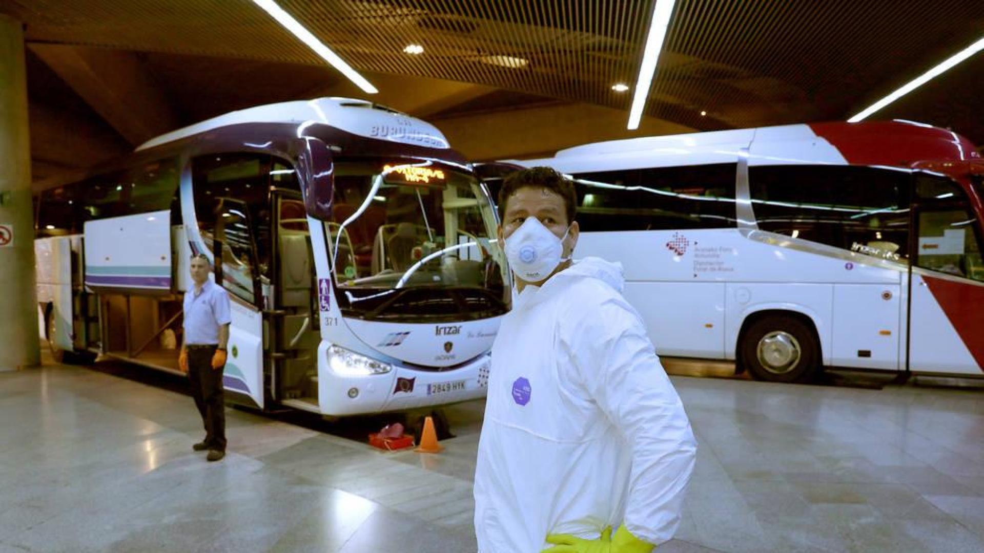 Ariel Chalar Áñez, en primer término, trabajador de una empresa de limpieza. Al fondo, el chófer David Garjón Zambrano.
