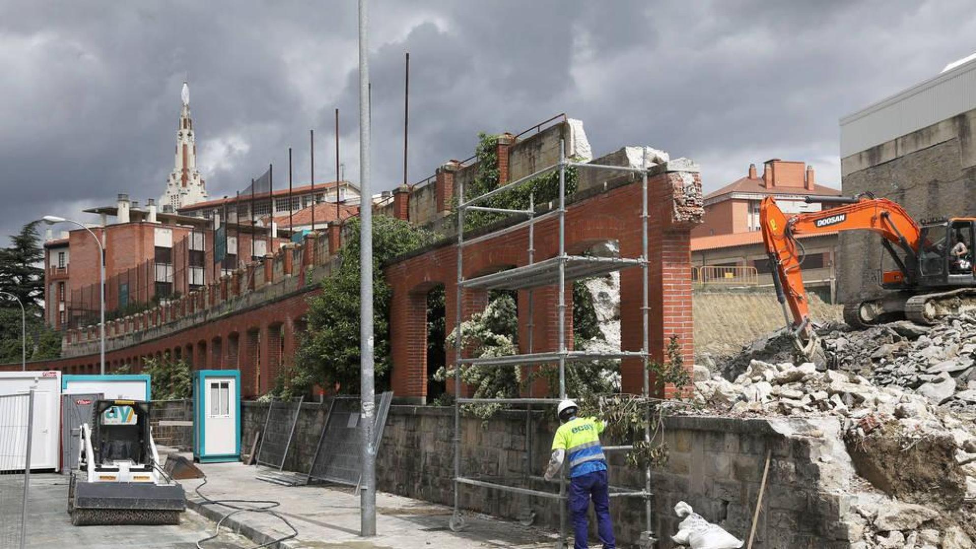 Una colonia de gatos en la calle Gayarre enfrenta a una protectora y al Ayuntamiento