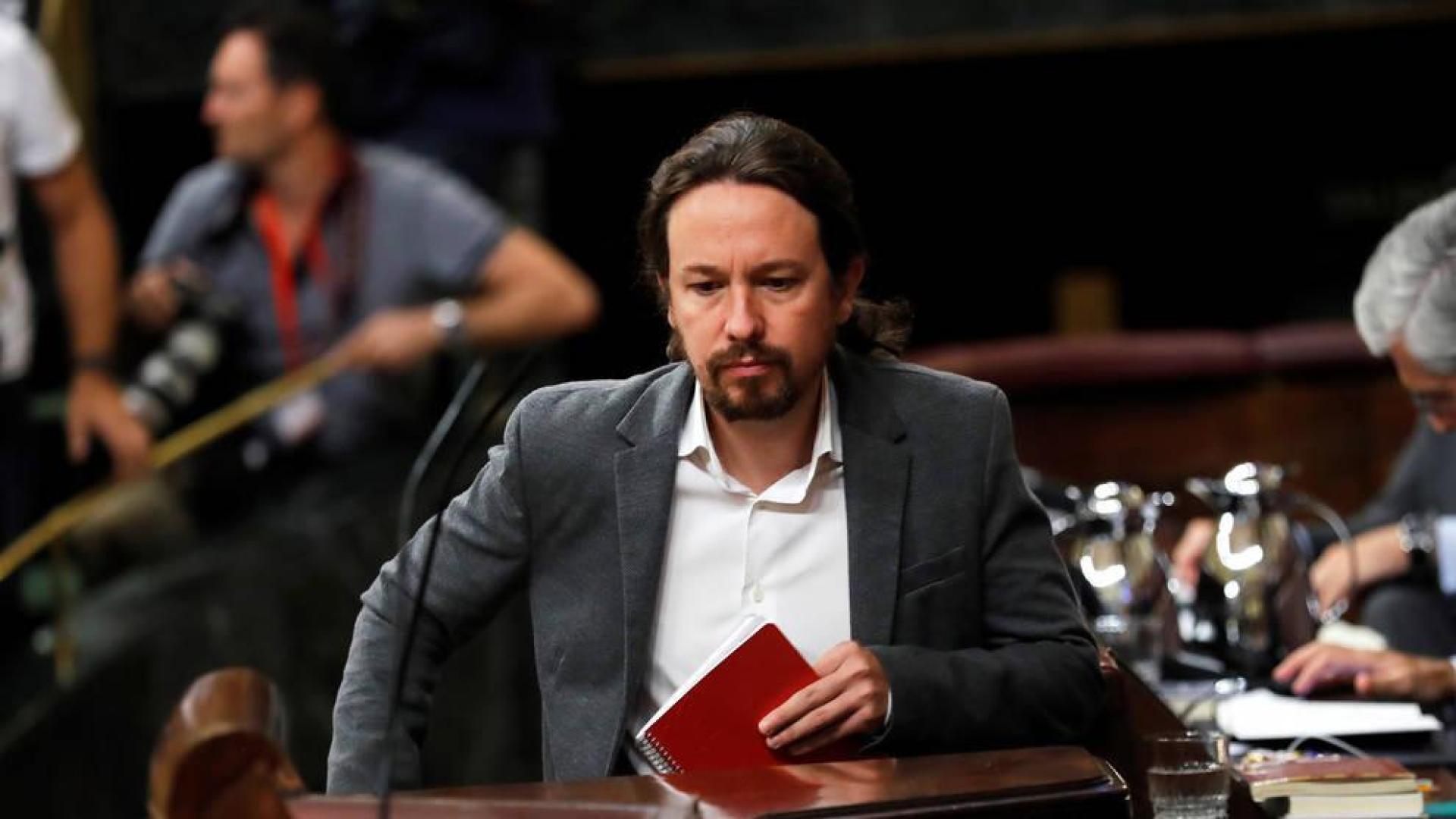 Pablo Iglesias se sube al estrado del Congreso de los Diputados.