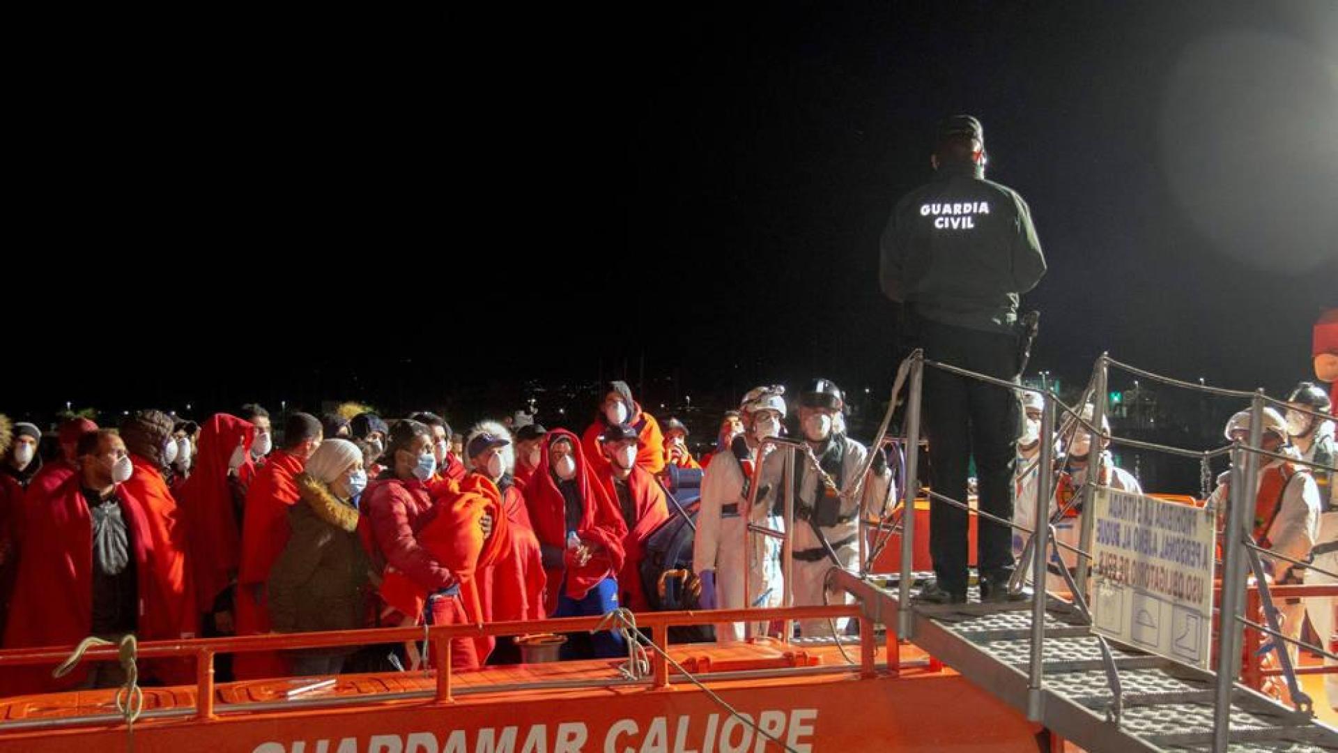 Llegan a Motril los 65 inmigrantes rescatados en cinco pateras en Alborán