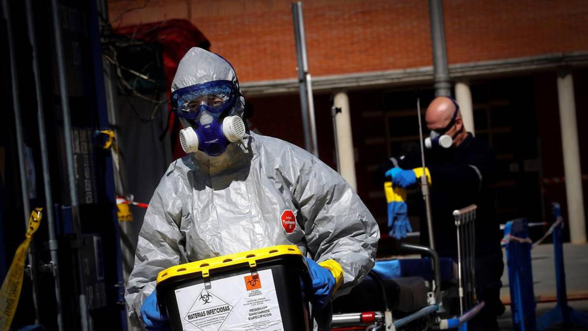 Miembros de DYA Navarra desinfectan EPIs, camillas y ambulancias de Urgencias del Complejo Hospitalario de Navarra