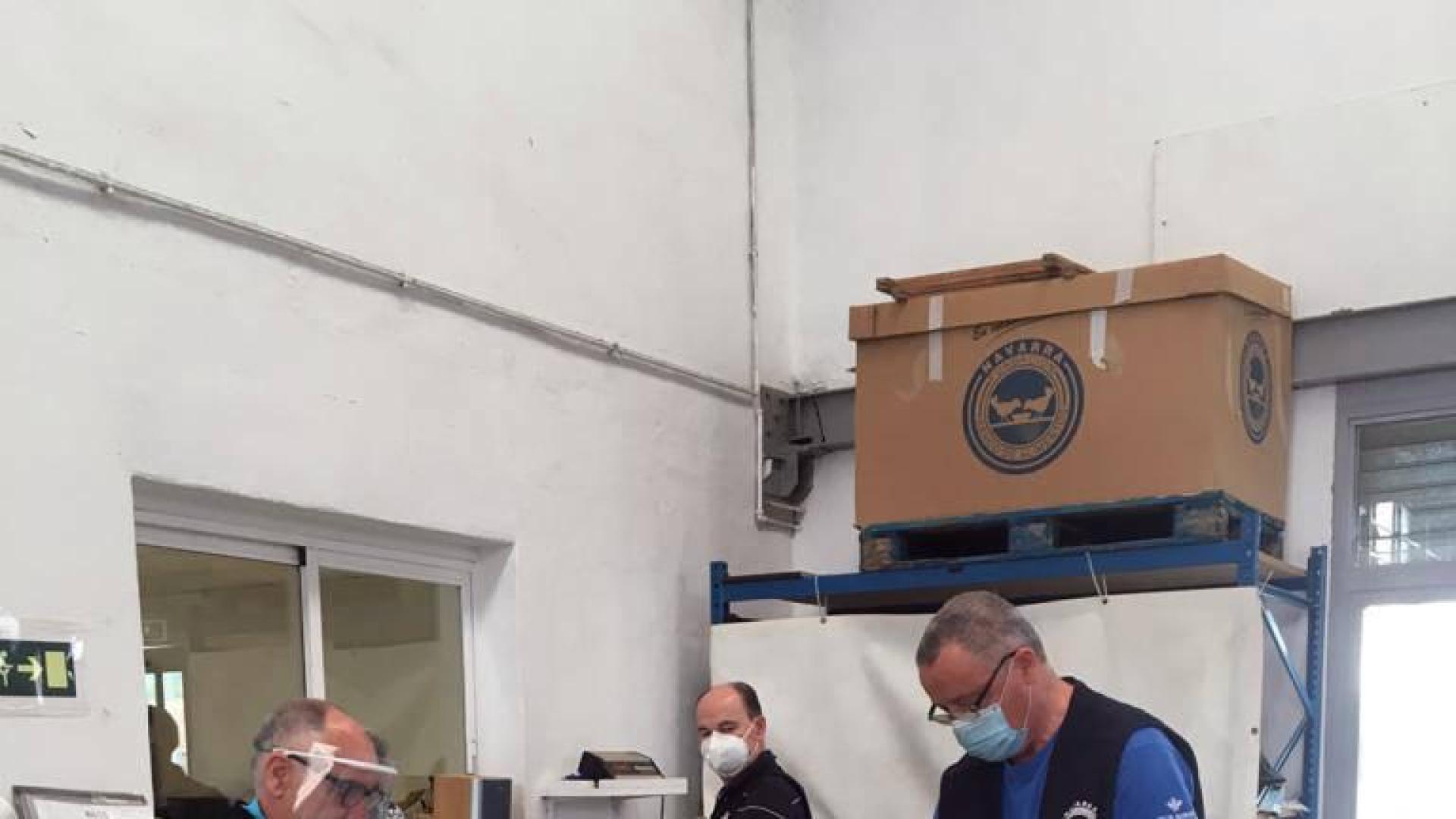 Varios voluntarios del Banco de Alimentos, en plena faena.