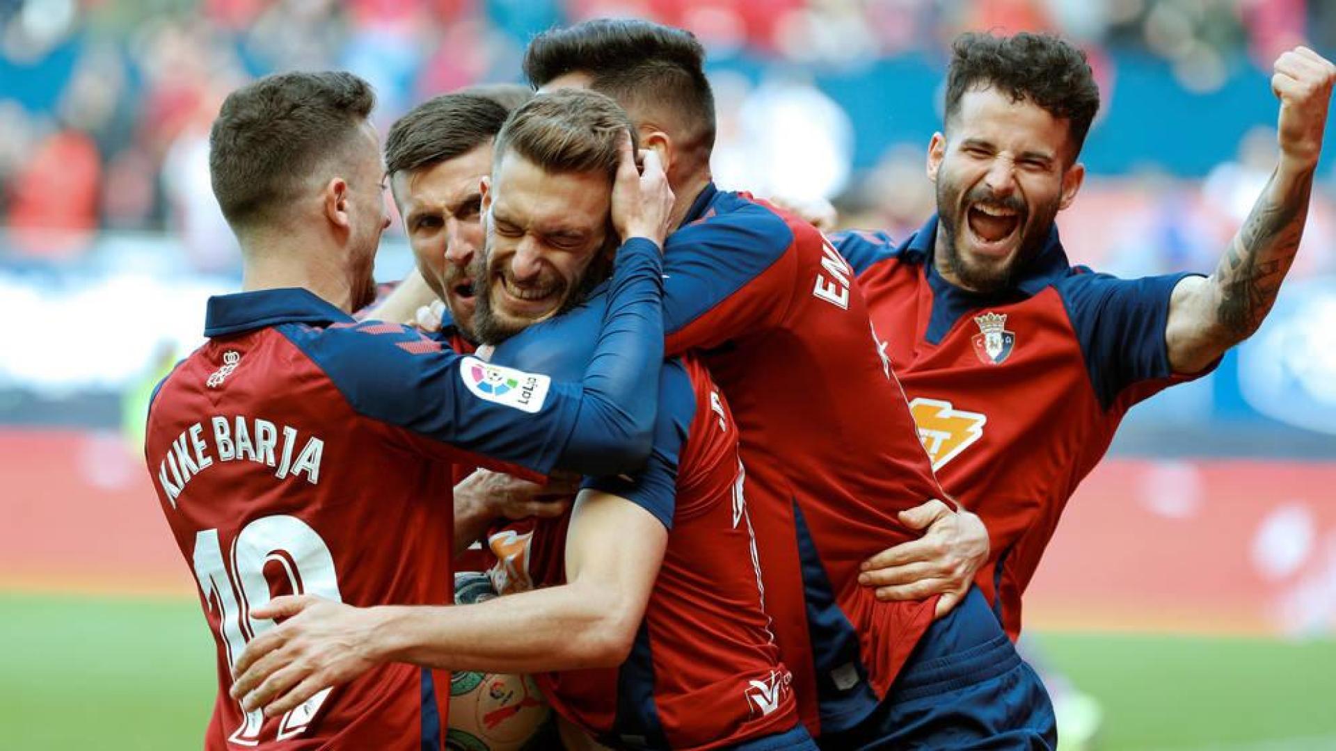 Los jugadores de Osasuna celebran el gol de Roberto Torres.