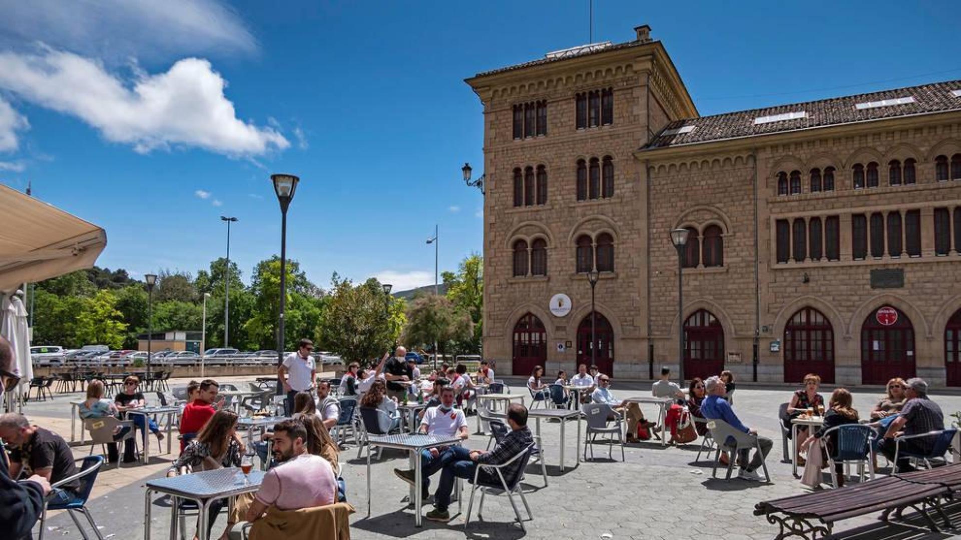 Un día sin fiesta con el color de pañuelos rojos en Estella