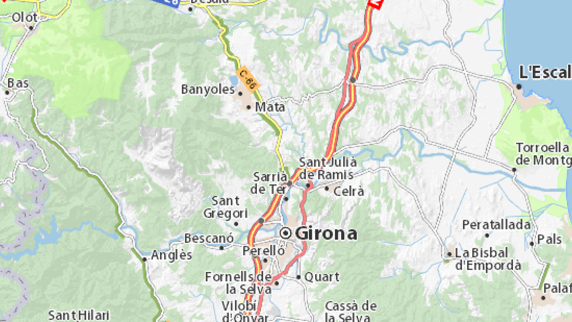 Los bomberos trabajan contra el fuego en una nave industrial de Girona