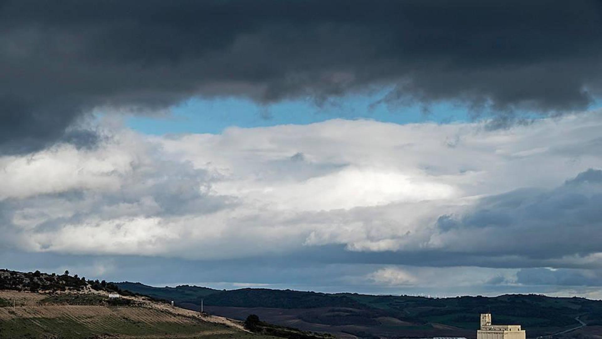 Cielos nubosos y posibles chubascos débiles para hoy