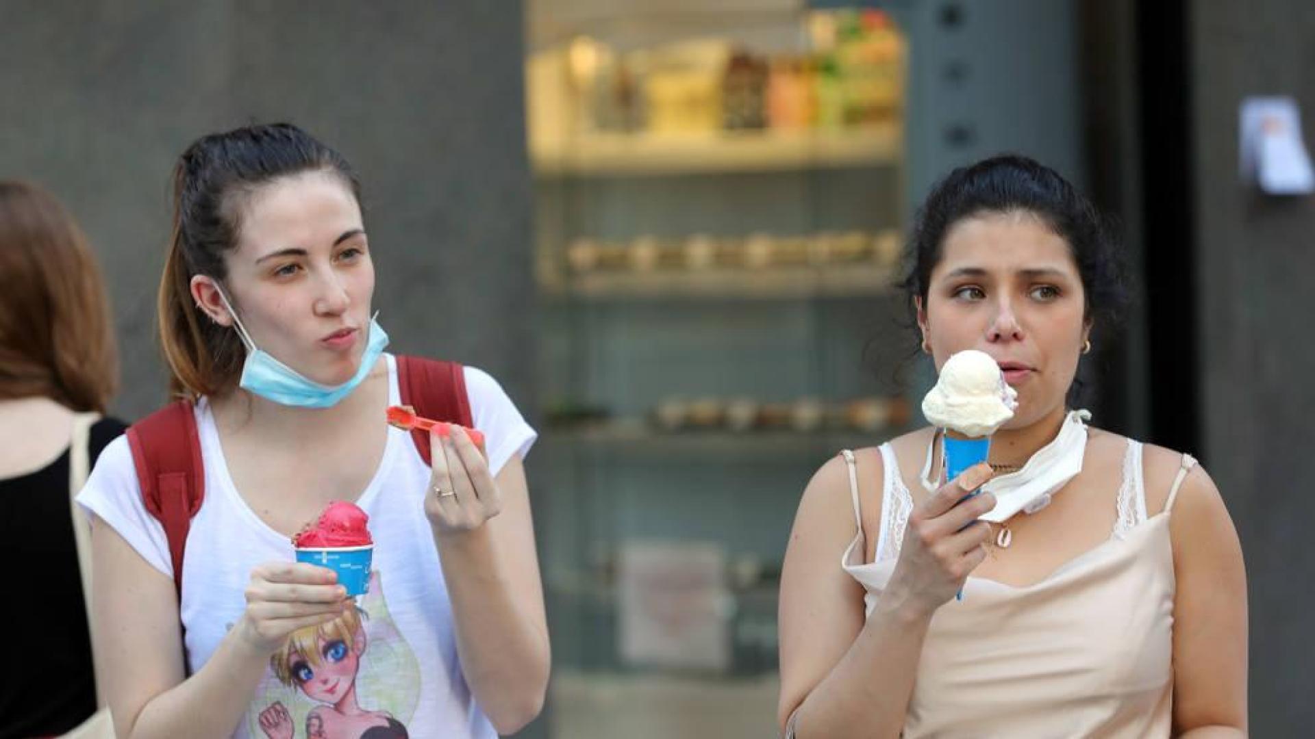 Dos jóvenes comen helado esta pasada semana en Pamplona.