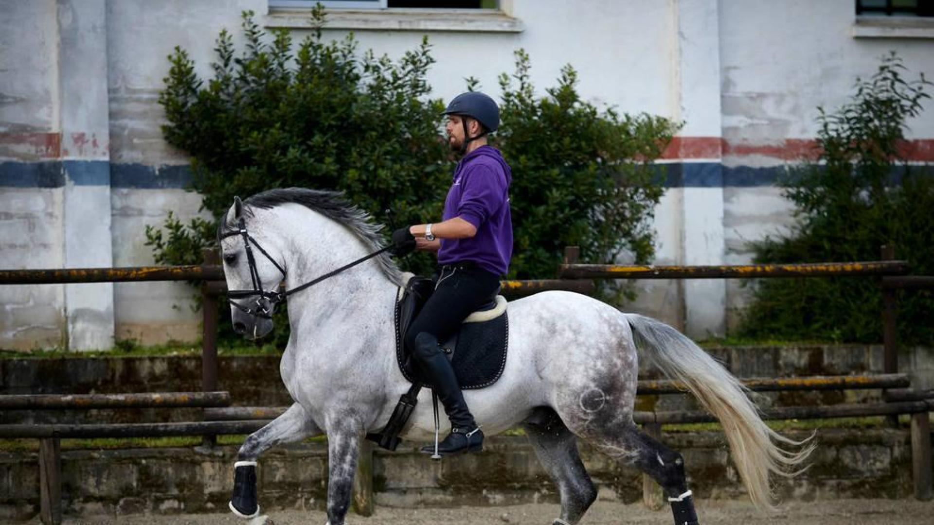 Mikel Otxotorena Araiz disfruta de uno de los primeros días en los que se permite montar a caballo a los jinetes federados tras el confinamiento.
