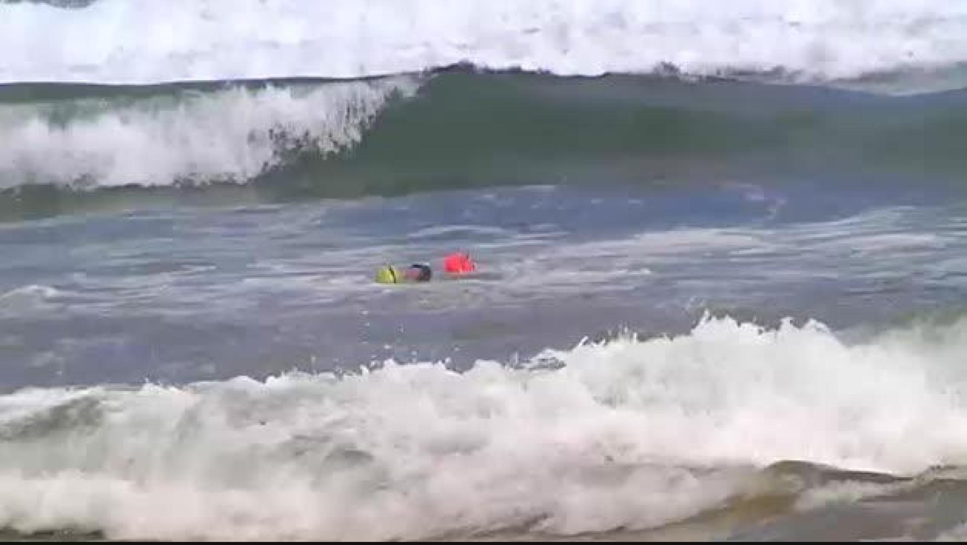 Vídeo | Un vecino de Gijón acude a su trabajo nadando para respetar la distancia física