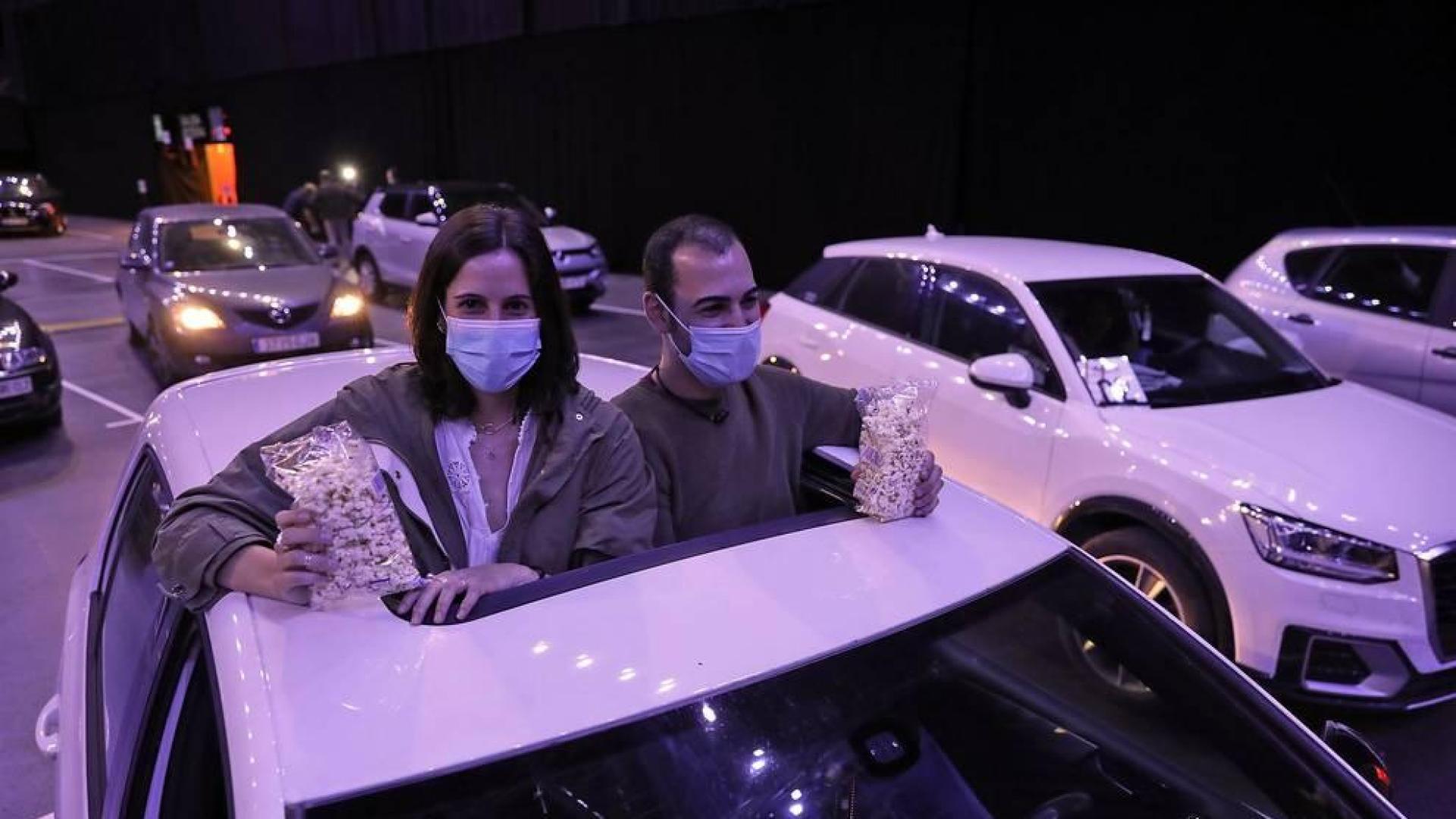 Fotografías de la primera sesión del autocine que se abrió este lunes en el Navarra Arena y que estuvo destinada especialmente a sanitarios.