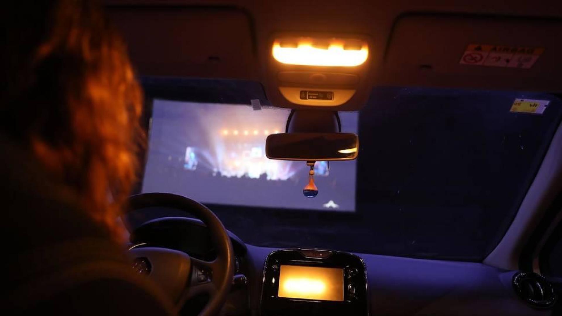 Fotografías de la primera sesión del autocine que se abrió este lunes en el Navarra Arena y que estuvo destinada especialmente a sanitarios.