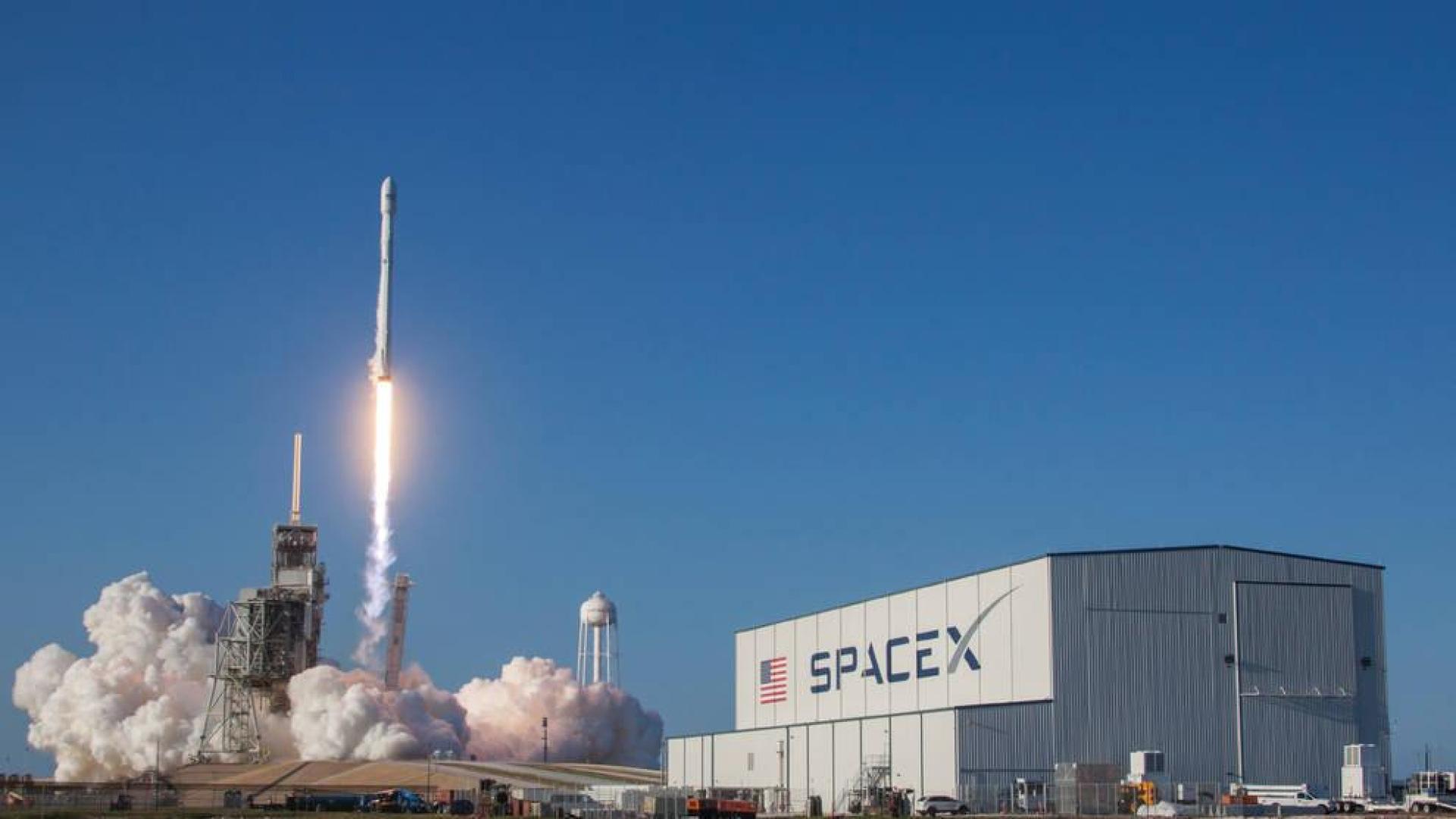 Momento del lanzamiento del primer vuelo orbital de un cohete SpaceX Falcon 9 desde el Centro Espacial Kennedy en Florida