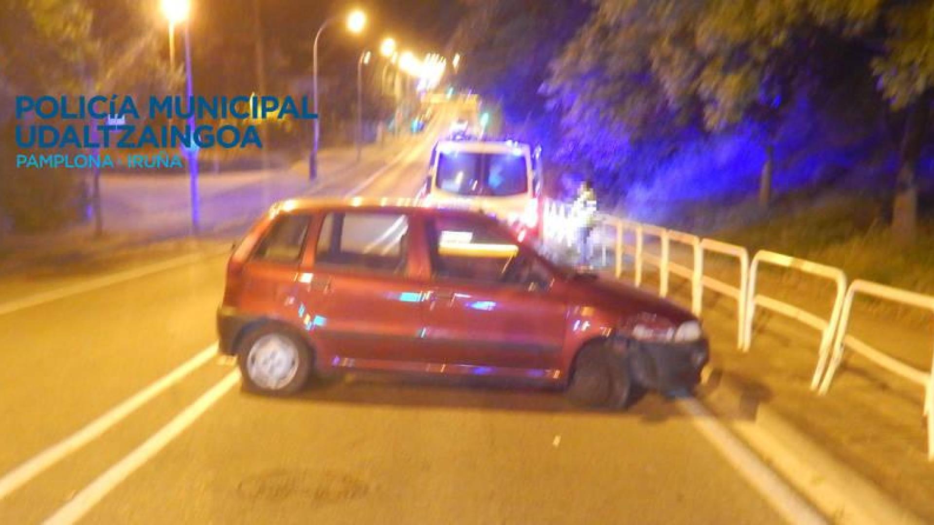 Choca contra unas vallas de la calle Biurdana al conducir bajo los efectos de alcohol