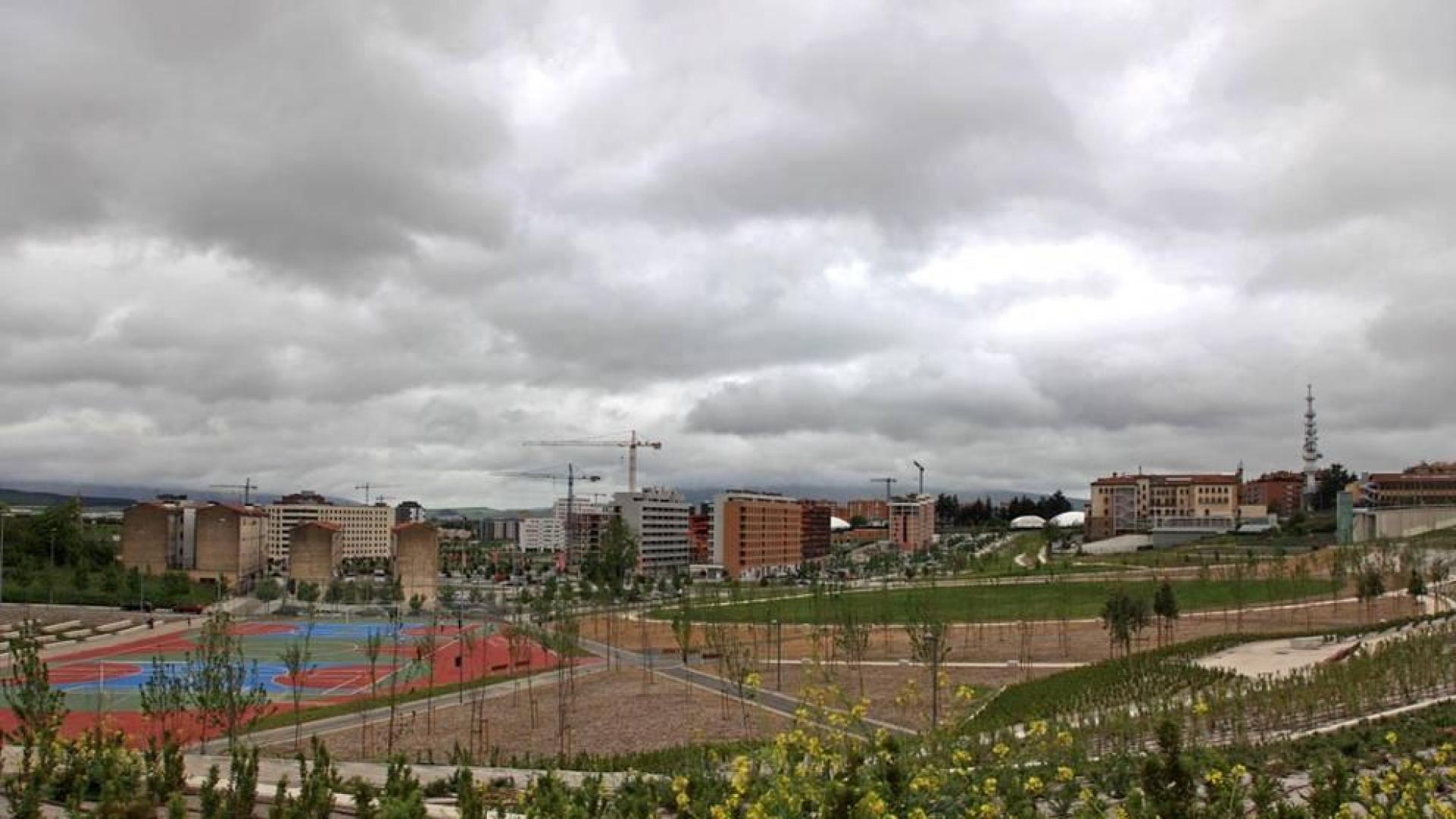 Los abrigos y los paragüas han vuelto a las calles de Pamplona después del breve periodo de calor vivido hace unos días.