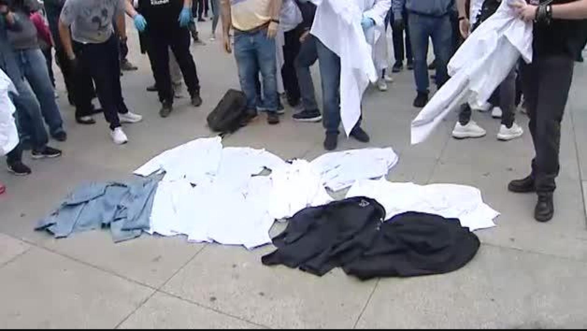 Vídeo: Los cocineros dejan sus chaquetillas en el Congreso