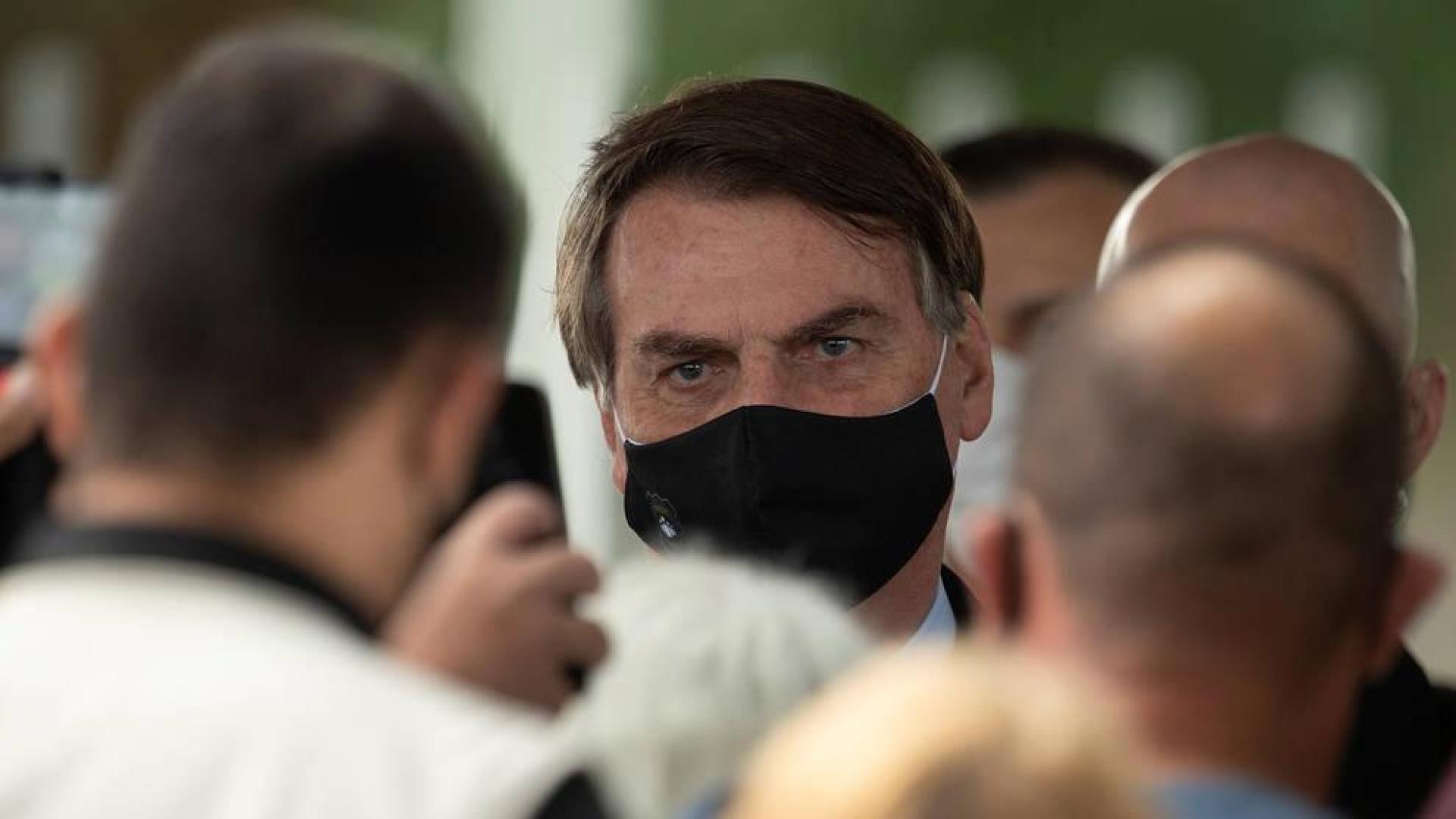 El presidente de Brasil, Jair Bolsonaro, con mascarilla