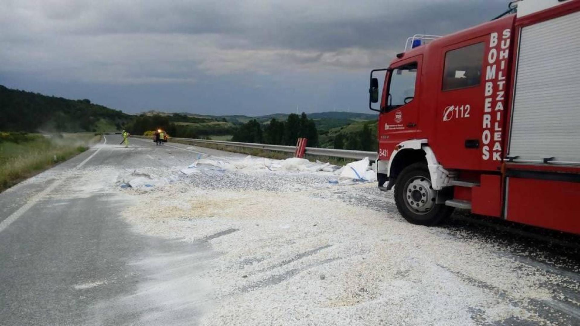 Dos heridos en un accidente en la A15 con un camión y un turismo implicados