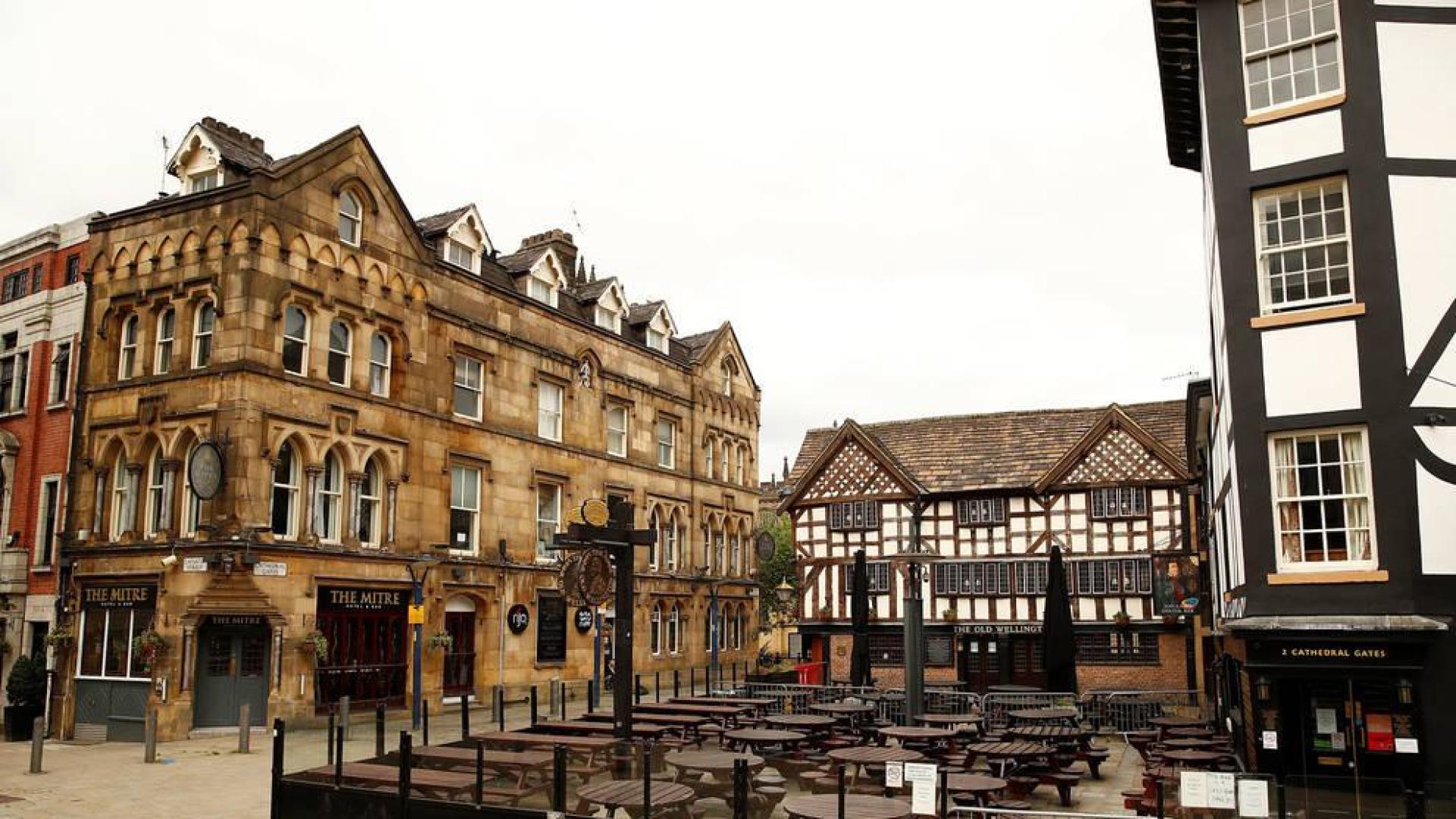 Exterior desierto de un pub en Manchester.