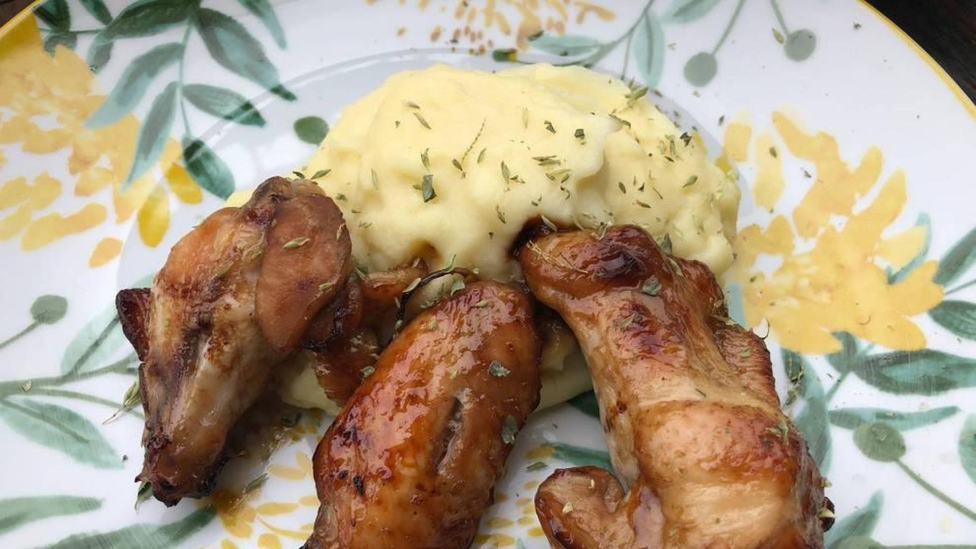 Imagen de las alitas de pollo marinadas con soja y con puré de patata
