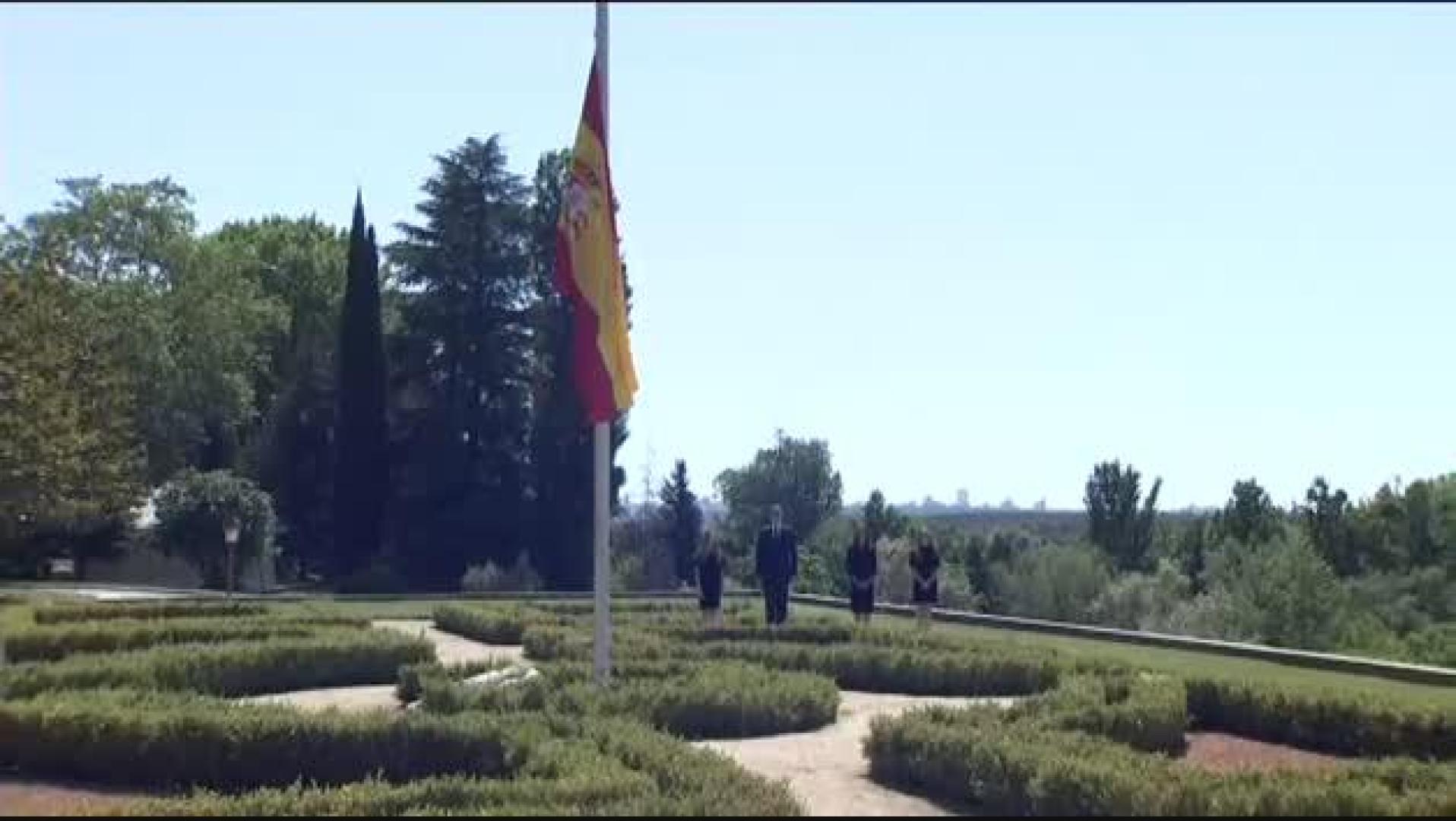 Vídeo: Minuto de silencio de la familia real por las víctimas del Covid