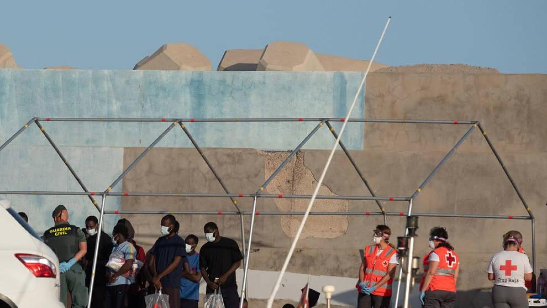 Rescatan una patera con 55 migrantes a bordo a una milla de Gran Tarajal