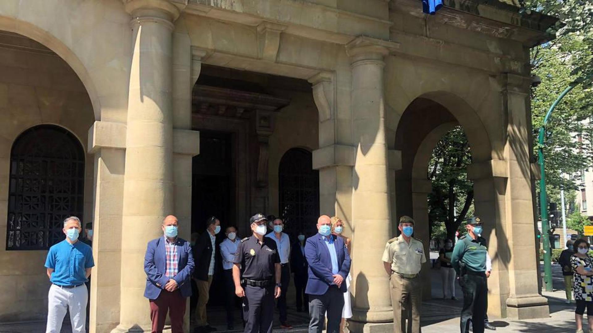 Minuto de silencio en las instituciones navarras por los fallecidos por el COVID-19