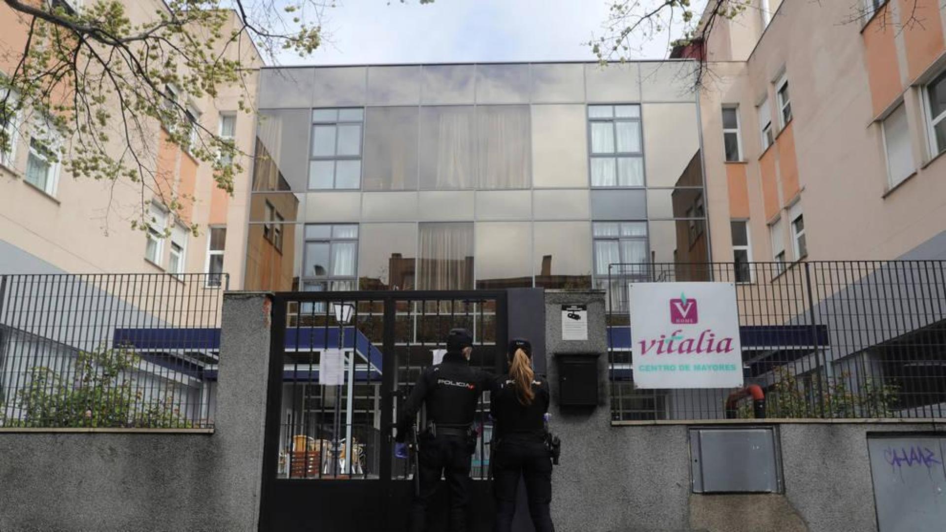 Policías a las puertas de la residencia Vitalia en Leganés, una de las residencias privadas de mayores que serán dirigidas por funcionarios