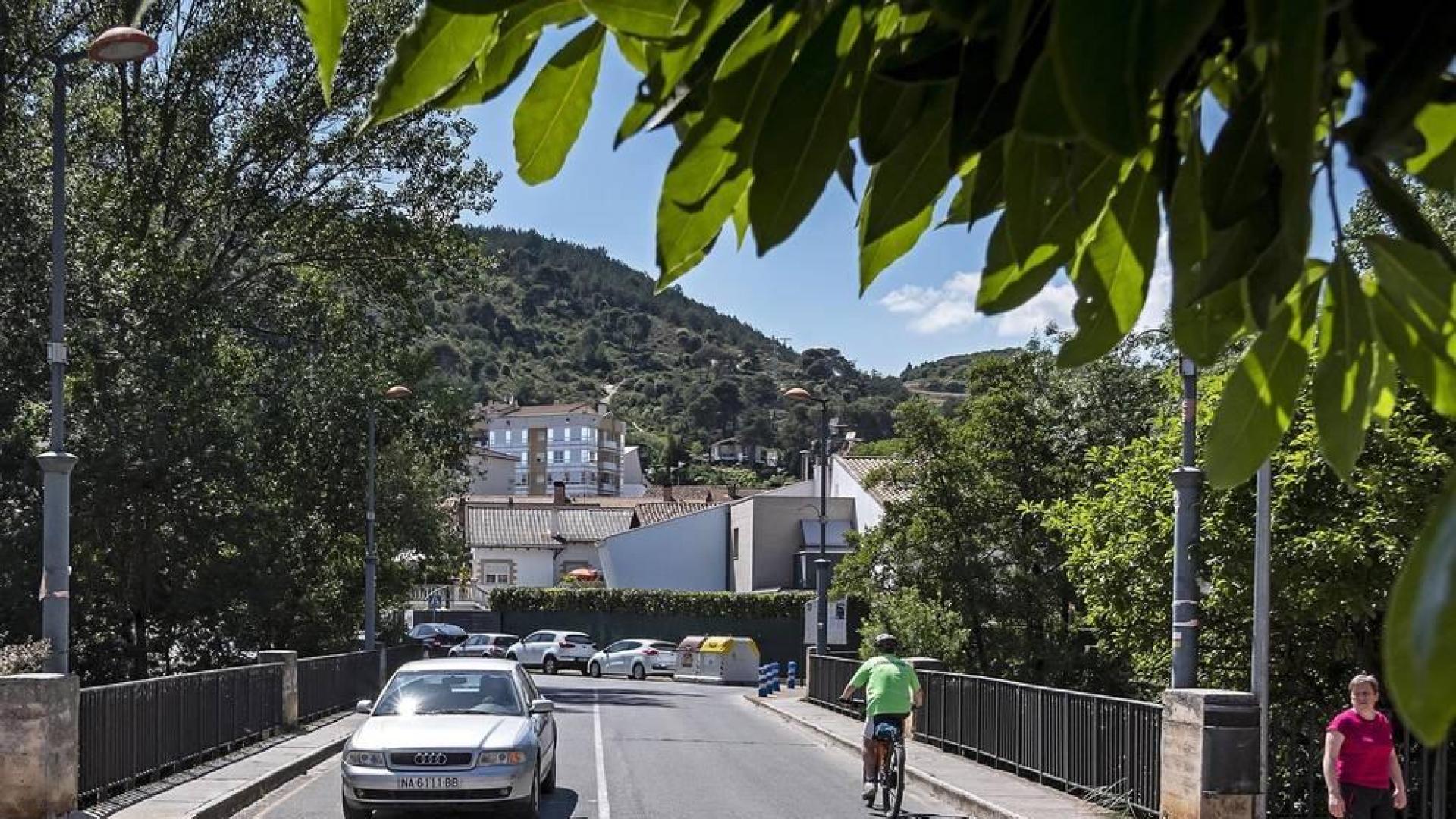 El puente de San Juan, con tráfico por un carril y acera más ancha