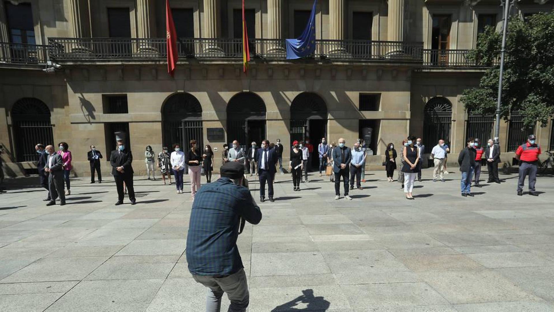 Las instituciones navarras se sumaron este miércoles, con un minuto de silencio y banderas a media asta en sus edificios, al luto oficial por las víctimas del covid-19.
