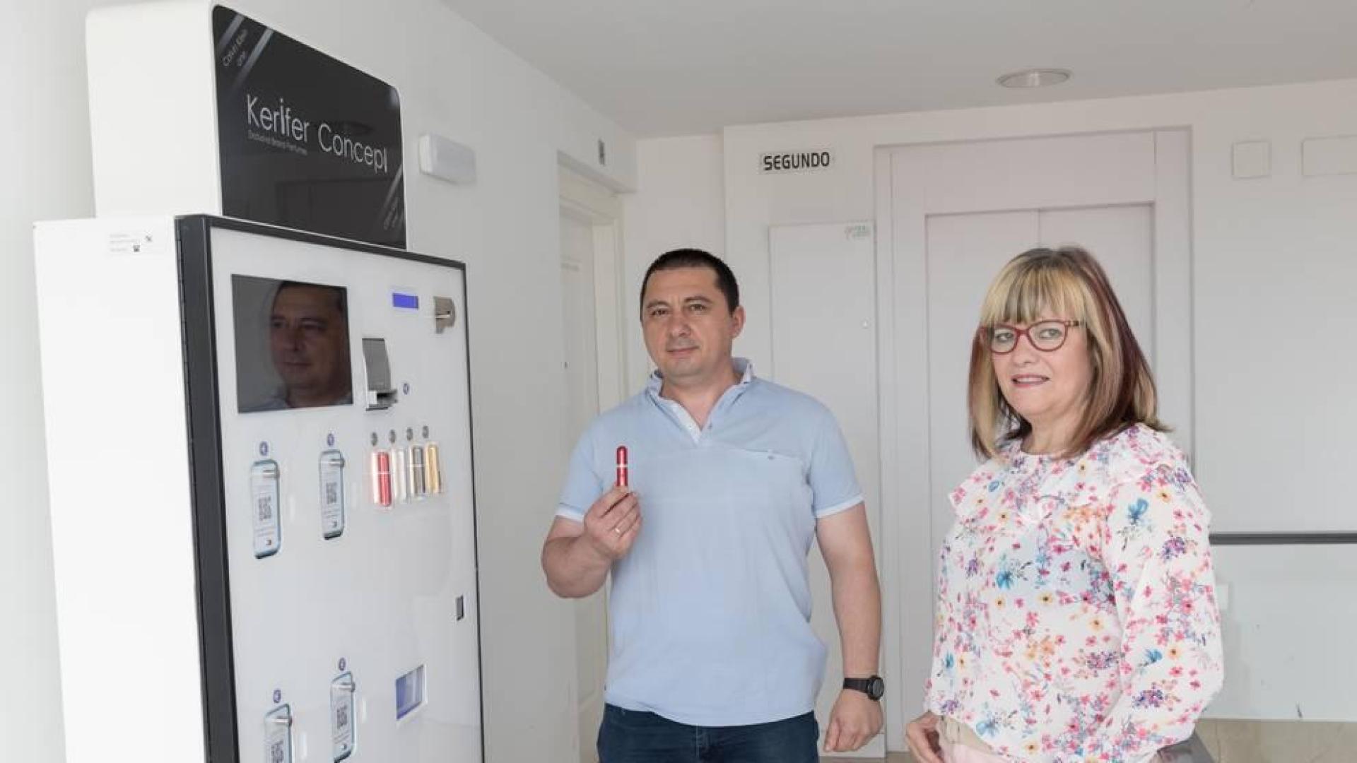 Nurcan Nasuf Kerim y su mujer Mª Antonia Fernández Ródenas, junto al dispensador de gel.