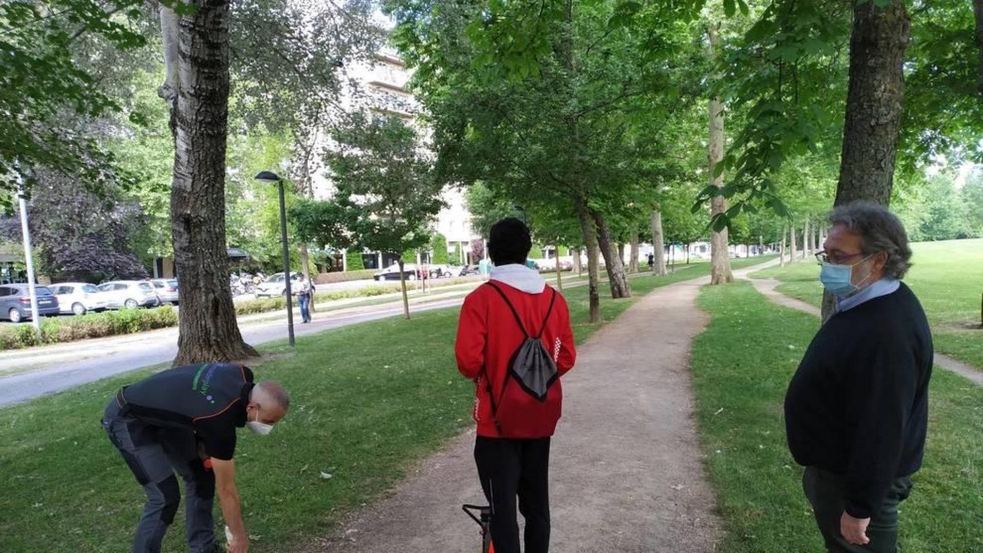 Técnicos de 'Mader-Play', del Ayuntamiento y de la federación de atletismo, midiendo este martes.