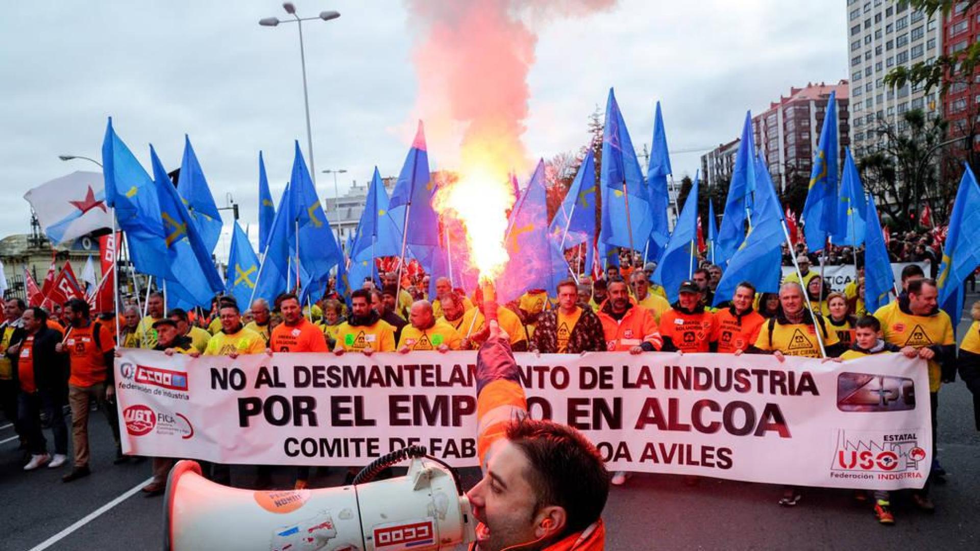 Miles de personas han participado esta mañana en A Coruña en una gran manifestación contra el cierre de las plantas de Alcoa en Avilés y en A Coruña.
