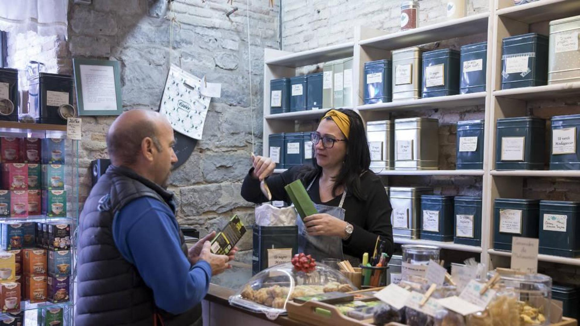Interior de un comercio de té y otras infusiones.