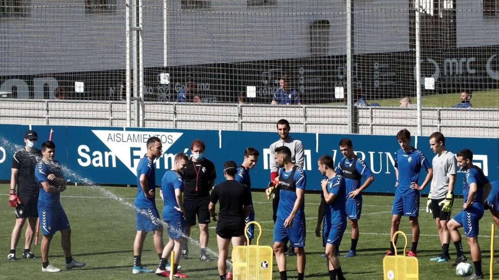 Arrasate, con el segundo grupo de trabajo de la mañana. Al fondo, en el otro campo, está el primero tras su entrenamiento.