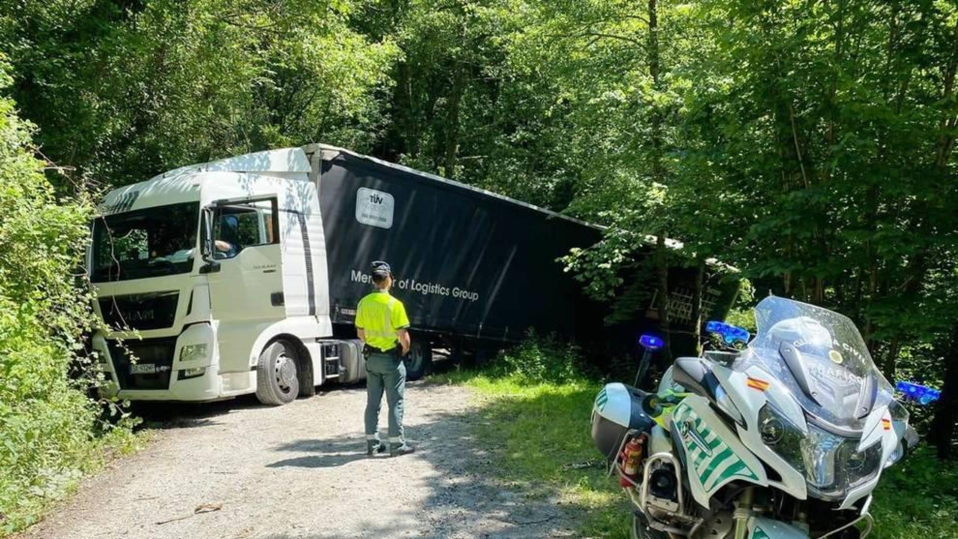 Un camión se sale de la vía tras entrar por confusión en un camino forestal cerca de la N-121-A