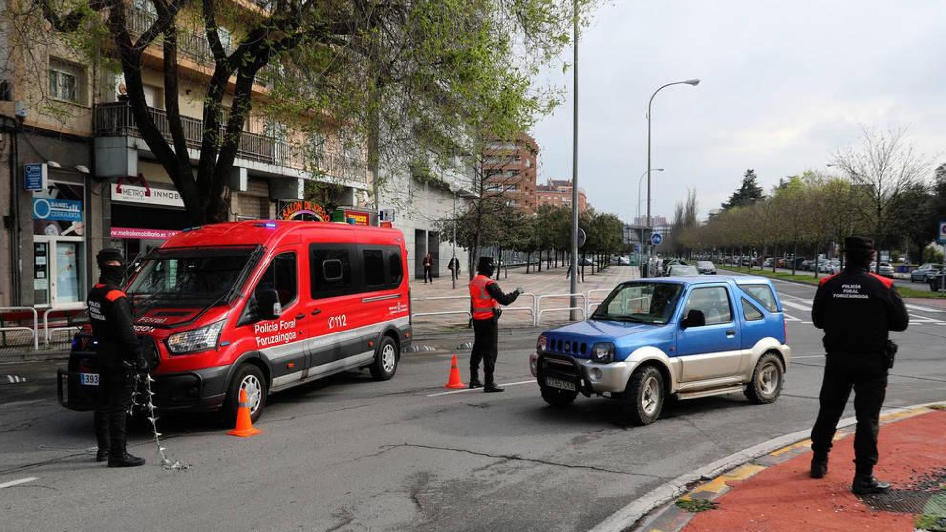 Control de la Policía Foral en el límite de Barañáin.