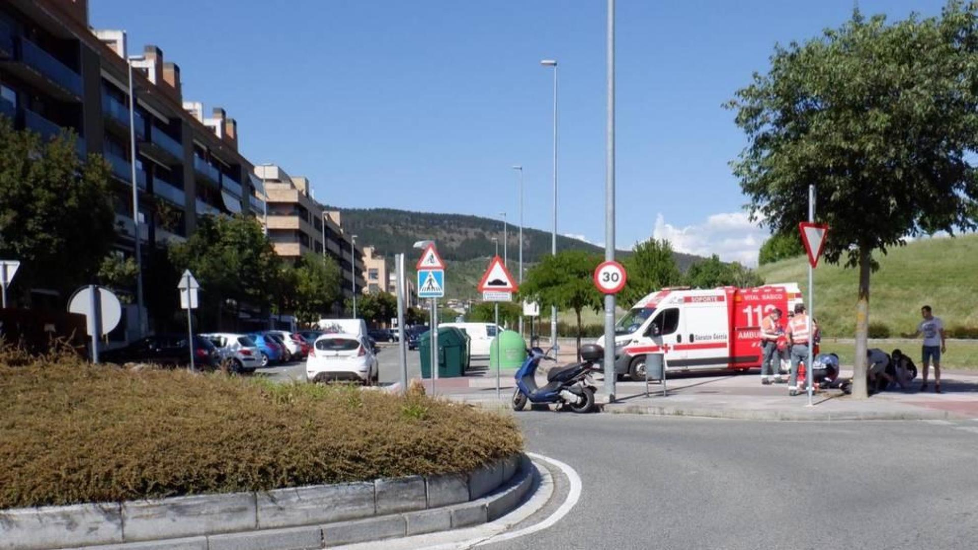 Heridos los dos ocupantes de un ciclomotor al sufrir una caída en Artica