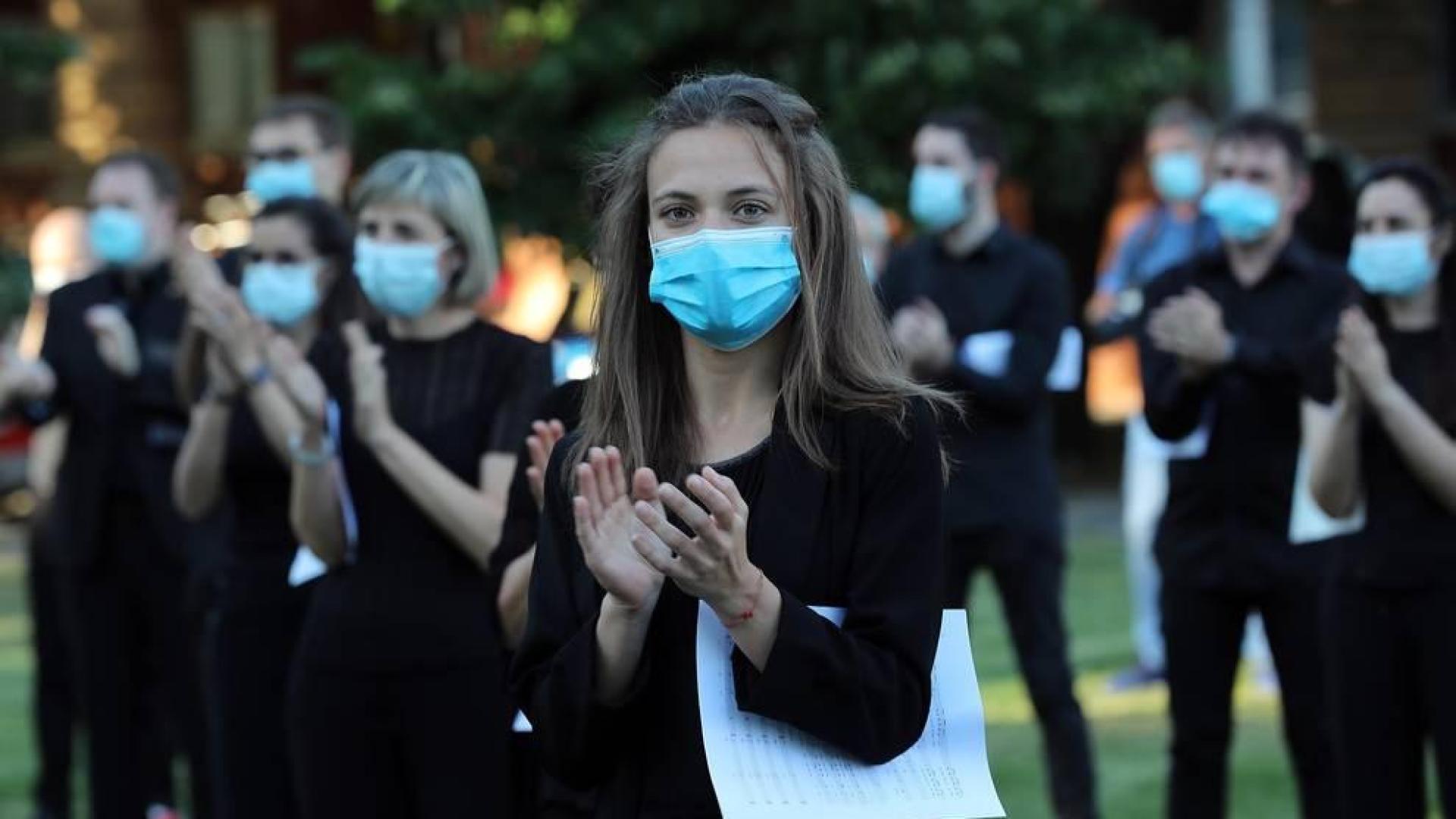 El homenaje se ha realizado en la explanada de Urgencias